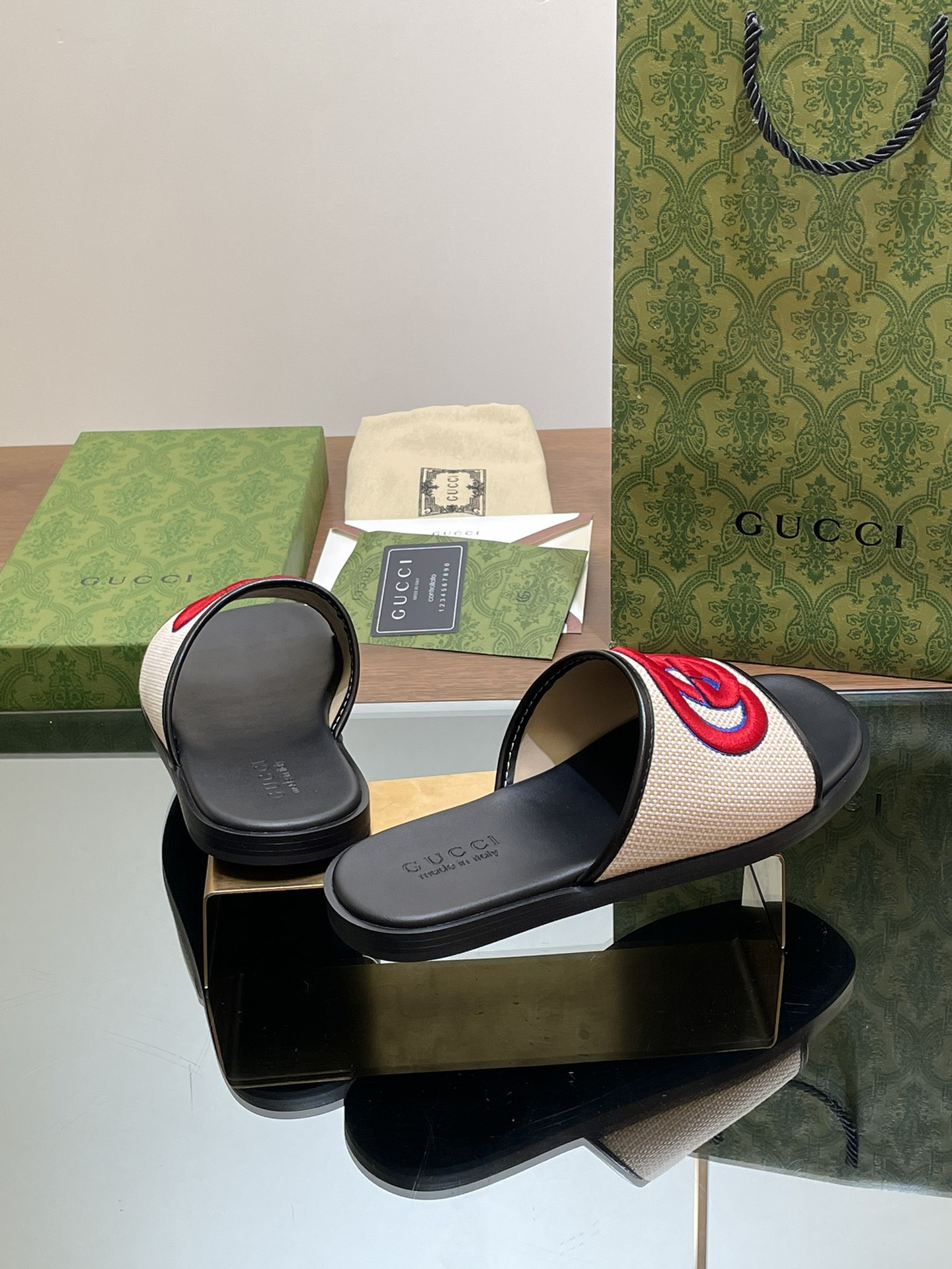 ua G*u*i interlocking g slide sandal