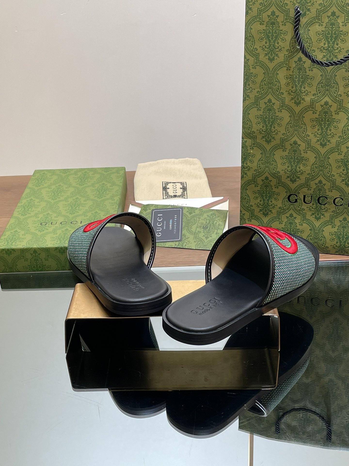 ua G*u*i interlocking g slide sandal