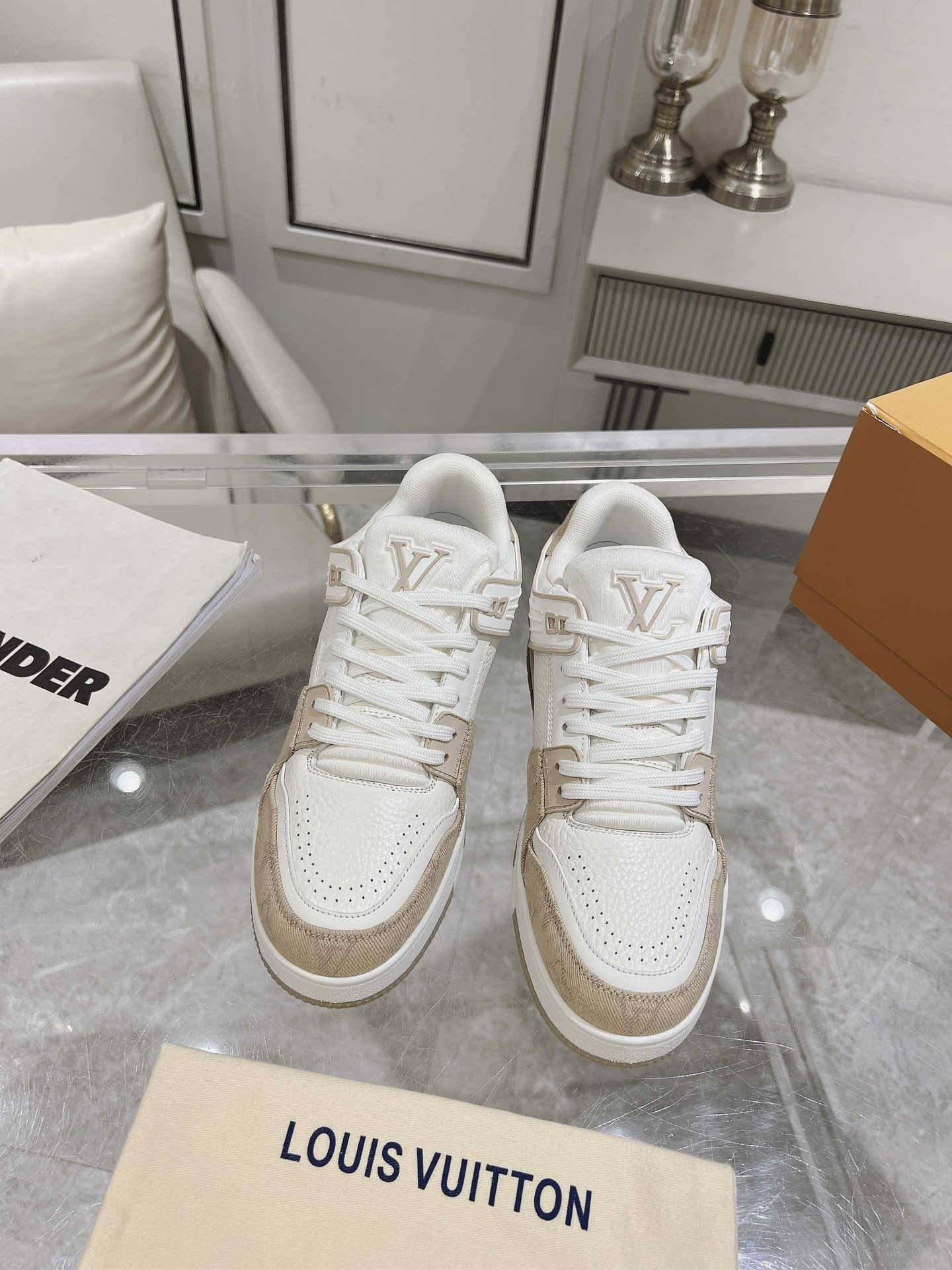 UA LV Trainer Sneaker