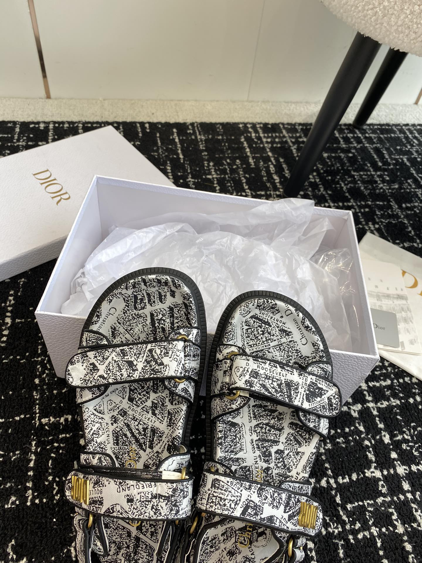 ua D*oract sandal