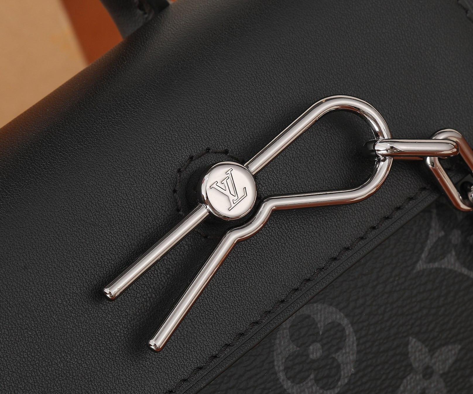LV Nano Steamer M82774 5.9 x 7.1 x 2.8 in