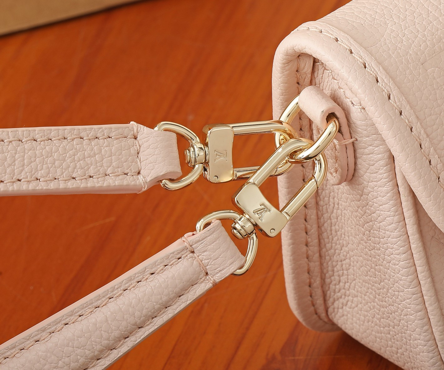 LV Nano Diane M83566 7.5 x 4.1 x 2.4 in
