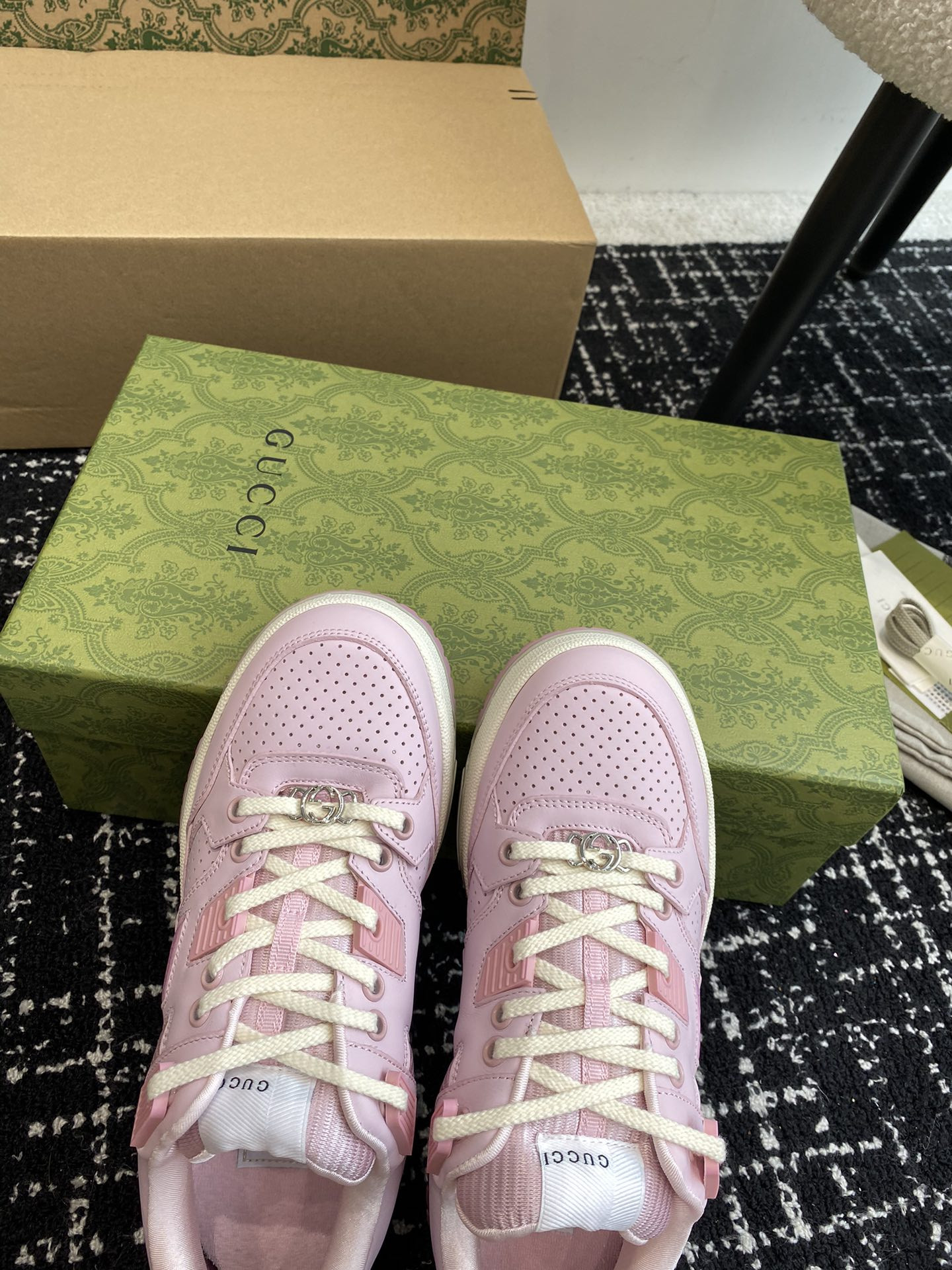 ua G*u*i low-top sneaker