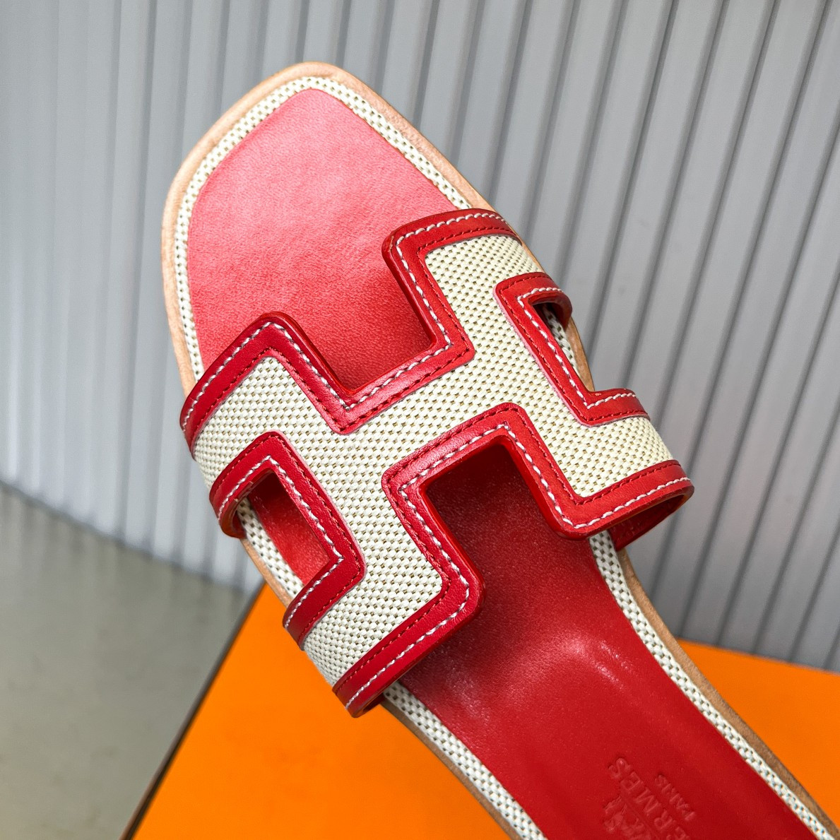 ua H**me5 oran sandal