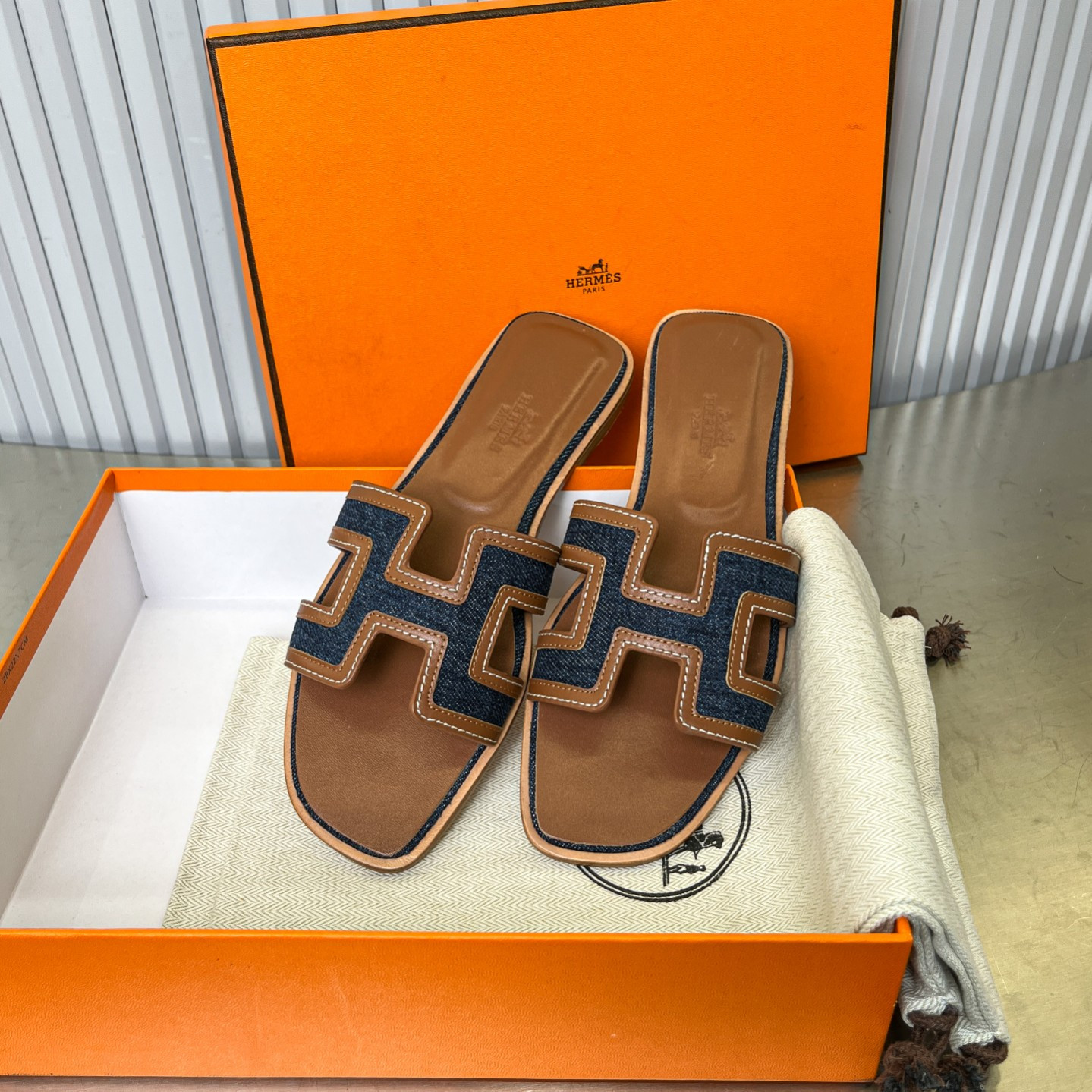 ua H**me5 oran sandal