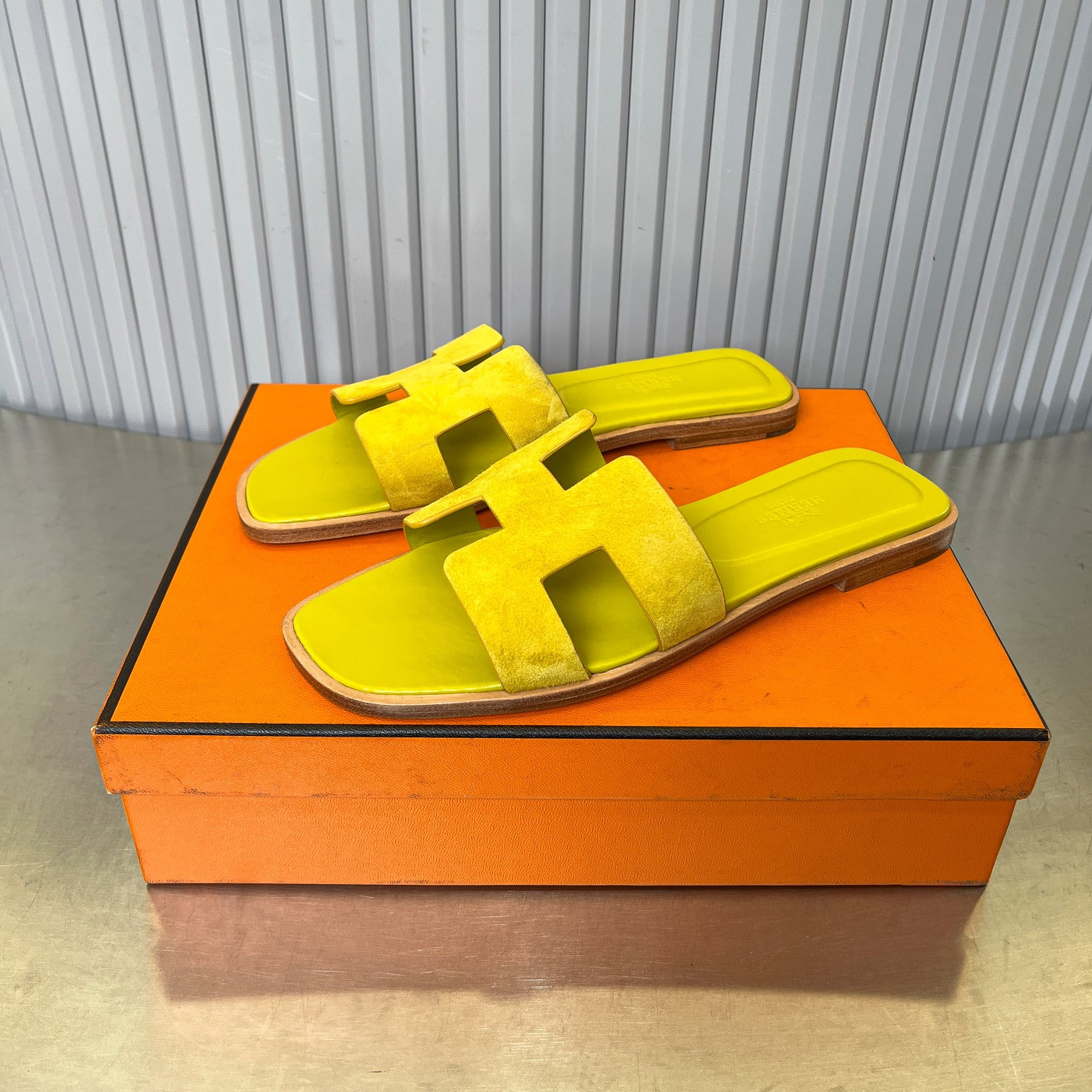 ua H**me5 oran sandal