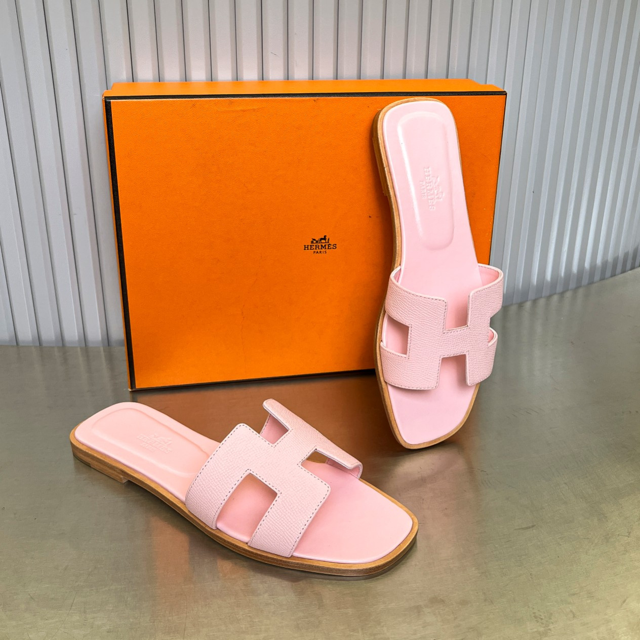 ua H**me5 oran sandal