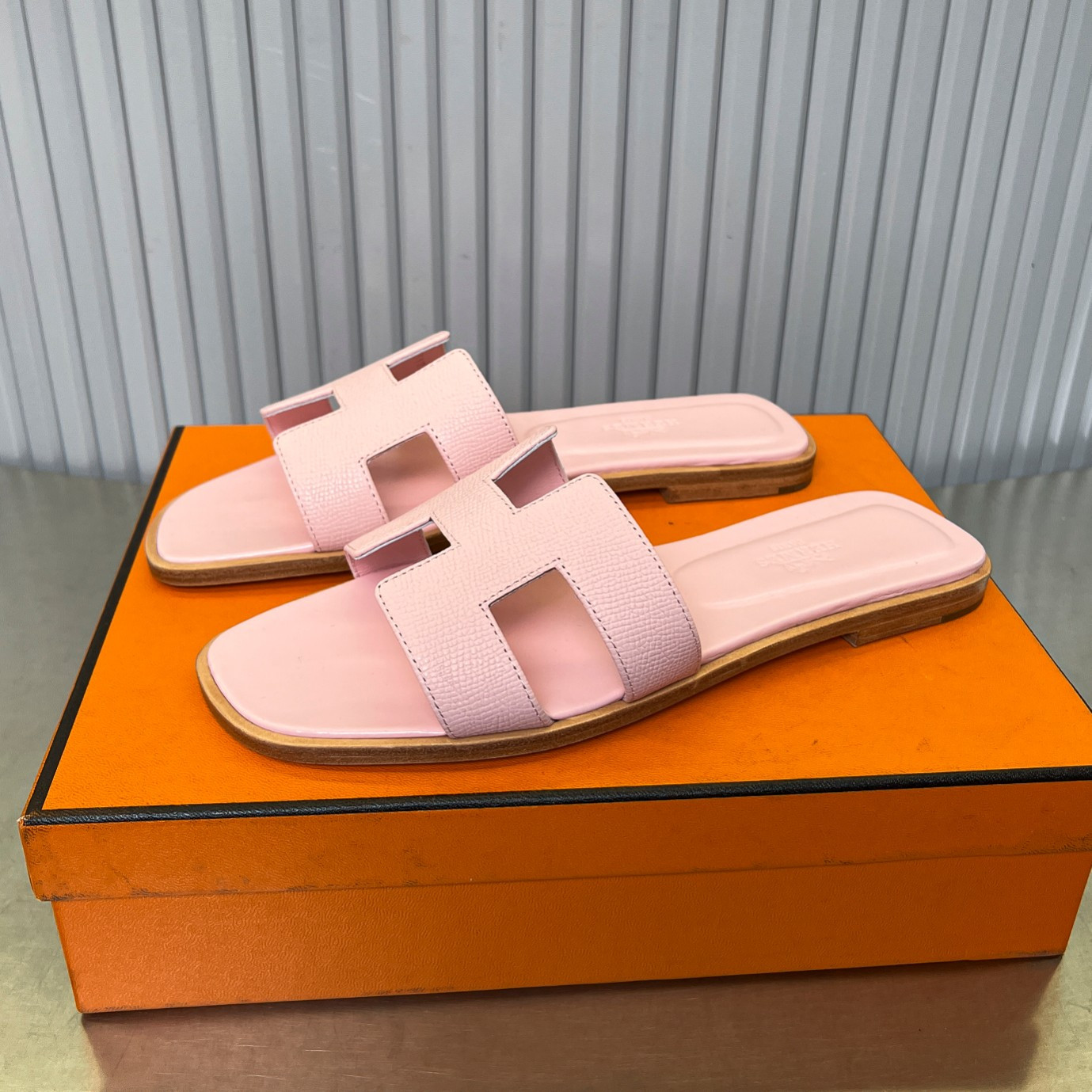 ua H**me5 oran sandal