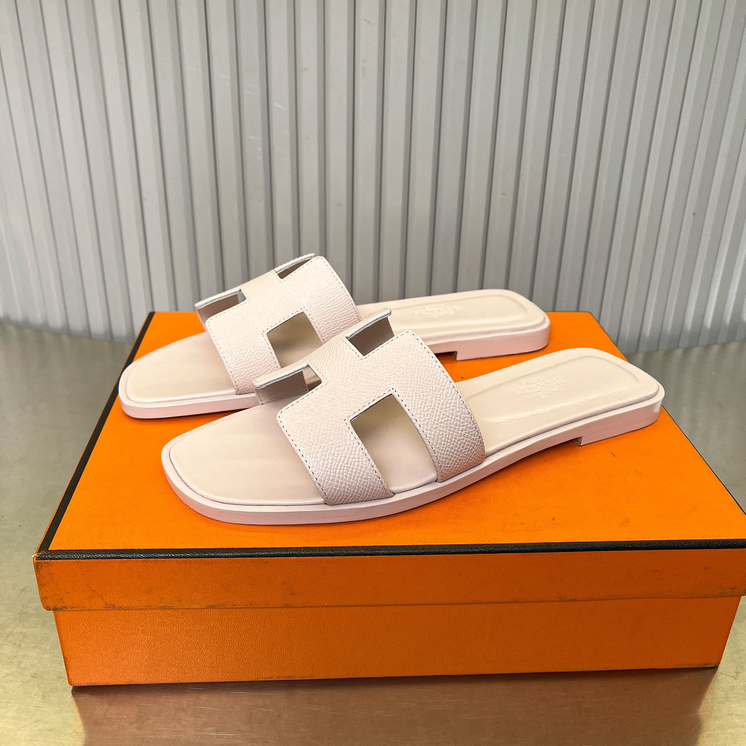 ua H**me5 oran sandal