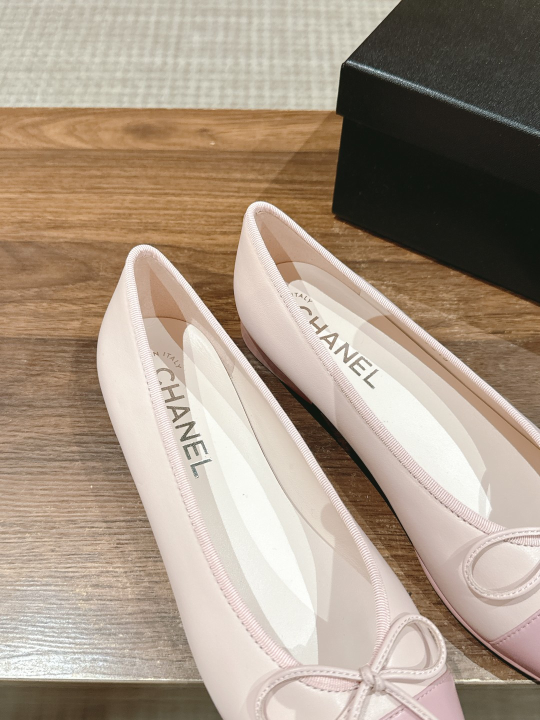 ua Ch*el ballet flats