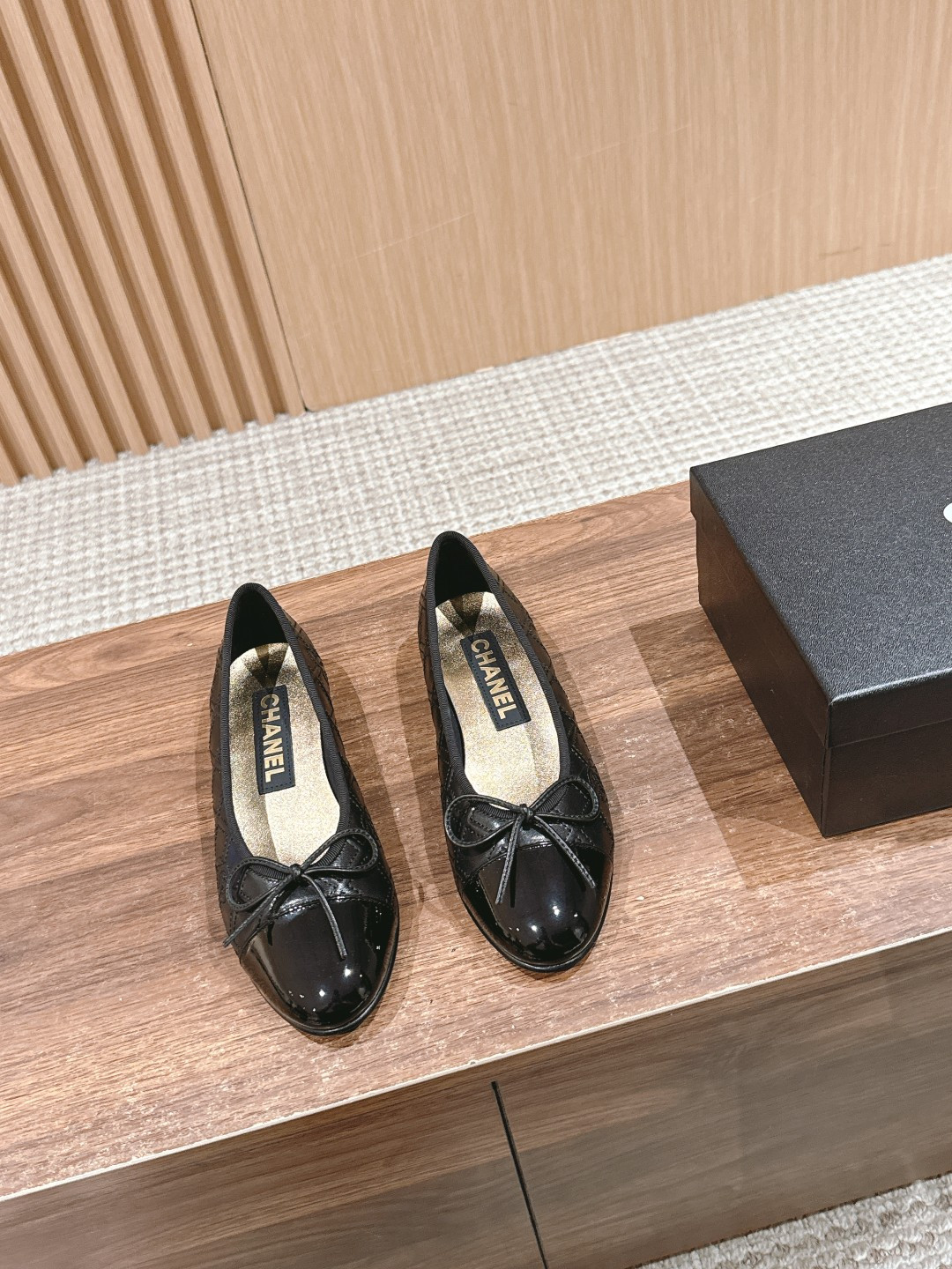 ua Ch*el ballet flats