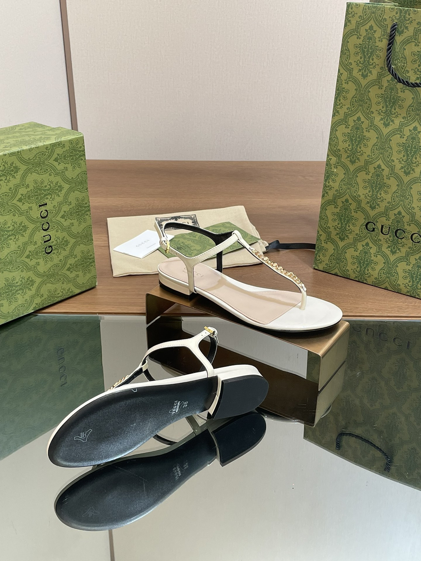 ua G*u*i signoria thong sandal