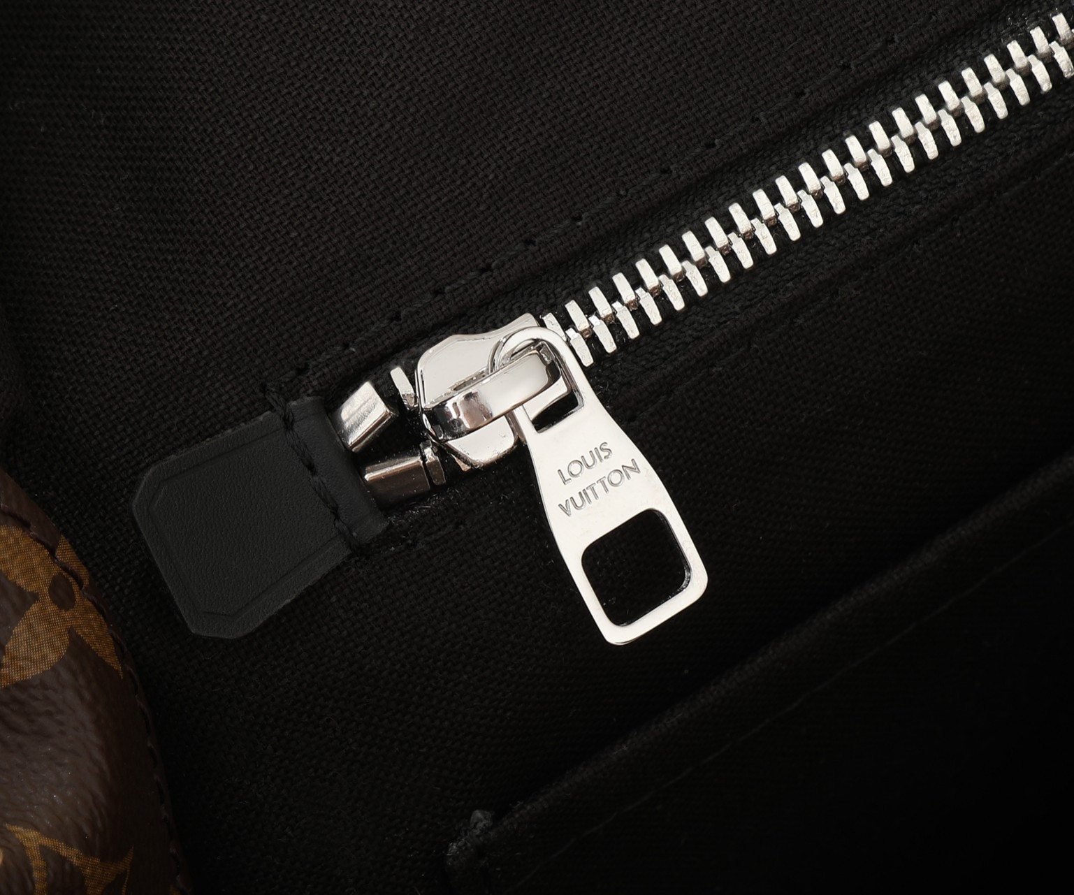 LV Christopher MM M43735 15 x 17.3 x 4.9 inches