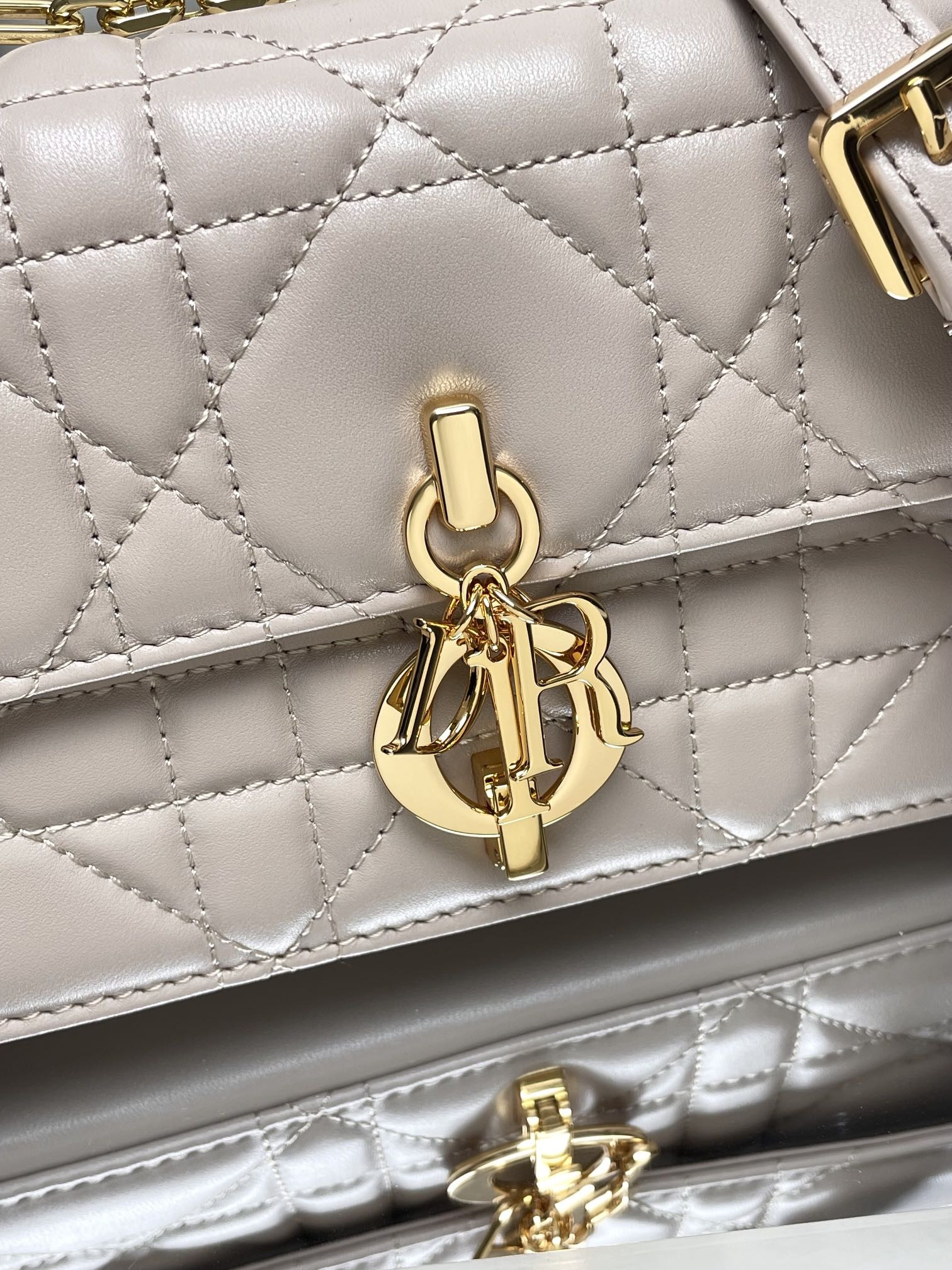 D*or miss daisy mini bag 22 x 12.5 x 4 cm