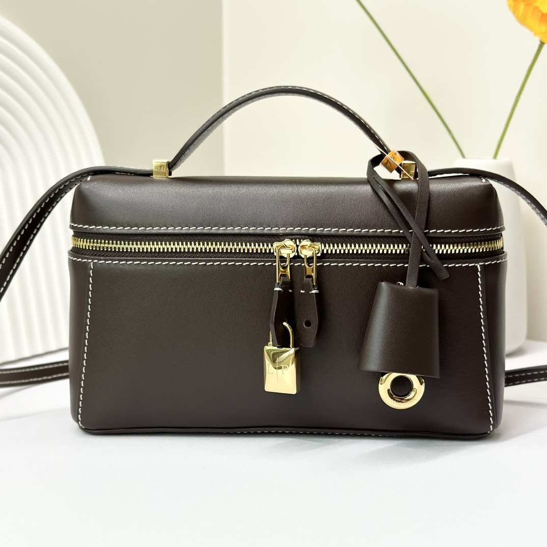 L**o p*ana extra pocket l19 smooth calfskin 11 x 19 x 6.5 cm
