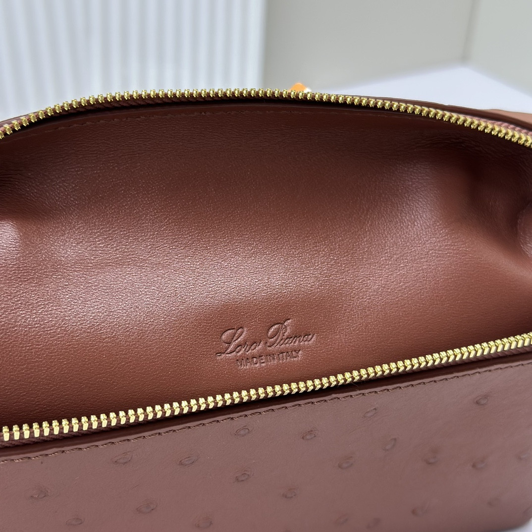 L**o p*ana extra pocket l19 ostrich-grained leather 11 x 19 x 6.5 cm