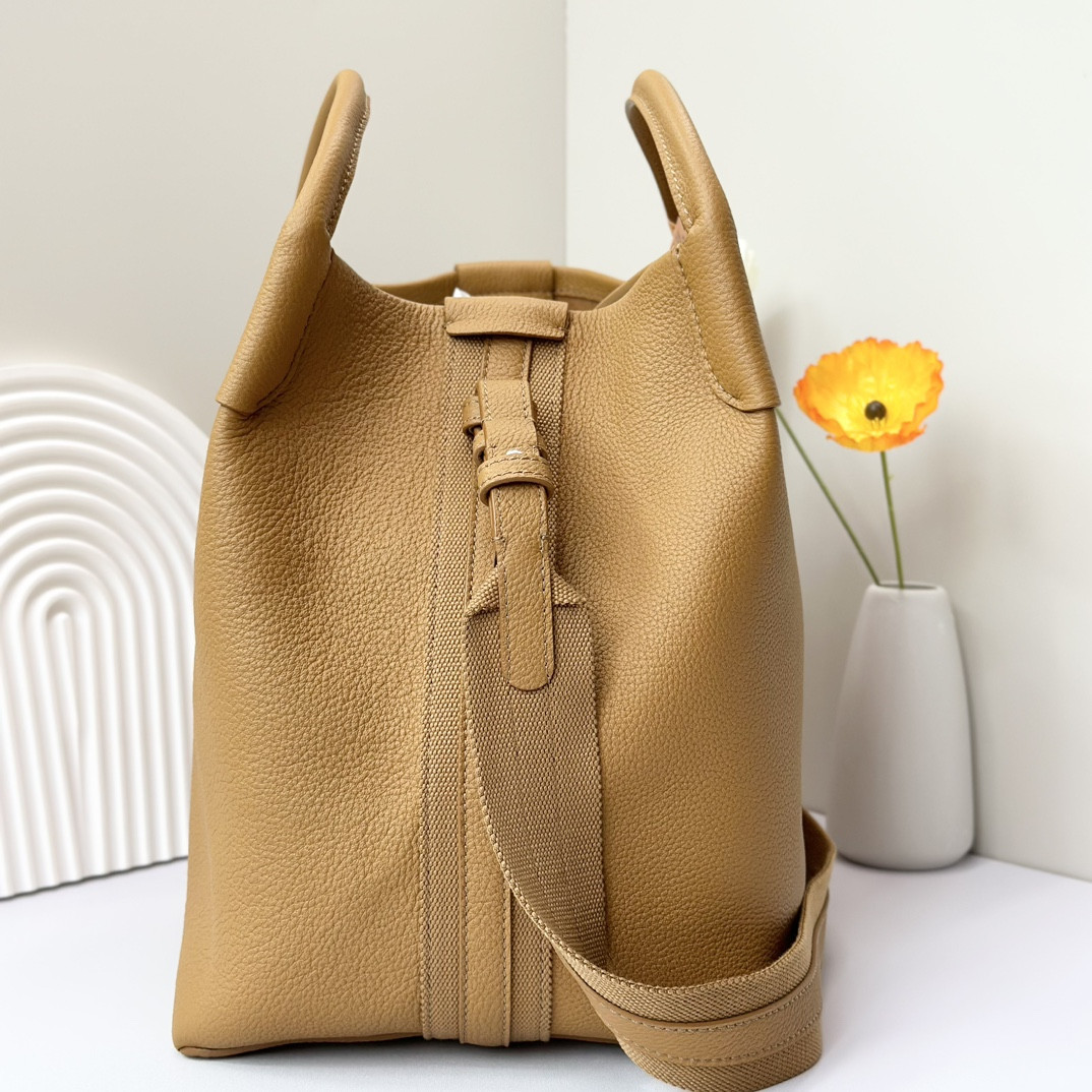 L**o p*ana large bale bag grained calfskin 24 x 20 x 27 cm