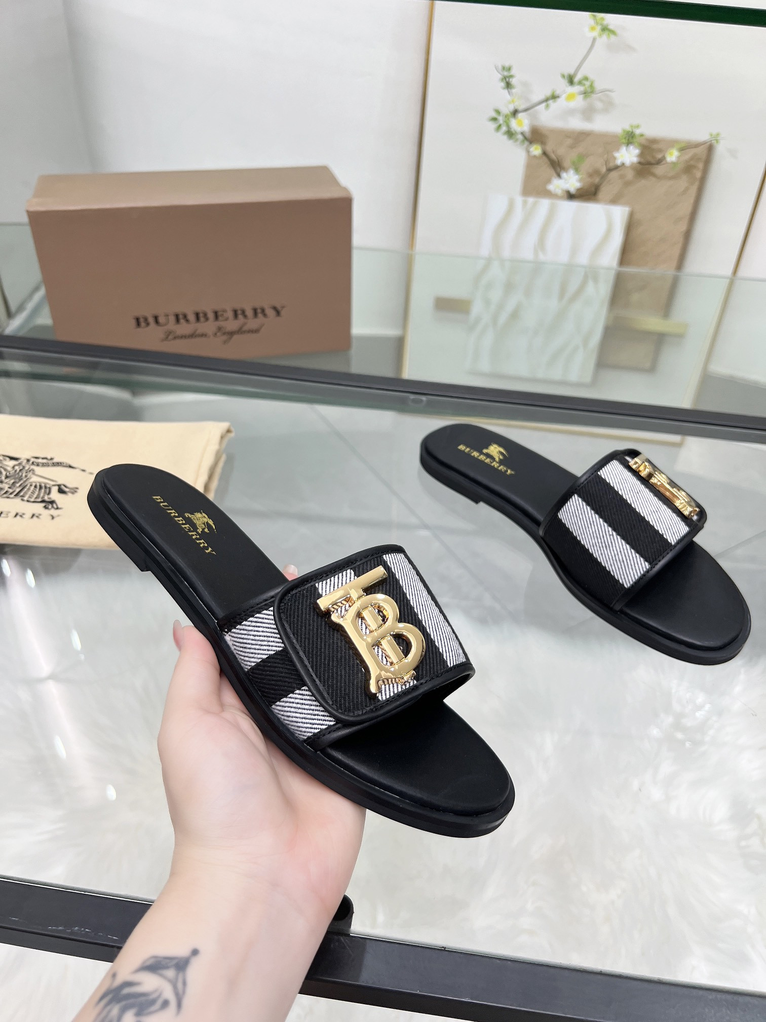 ua B**rry slides