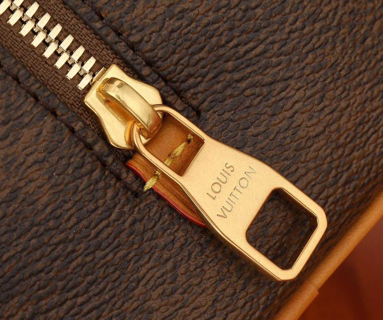 LV Locker Dopp Kit M11765 9.1 x 5.1 x 4.7 inches