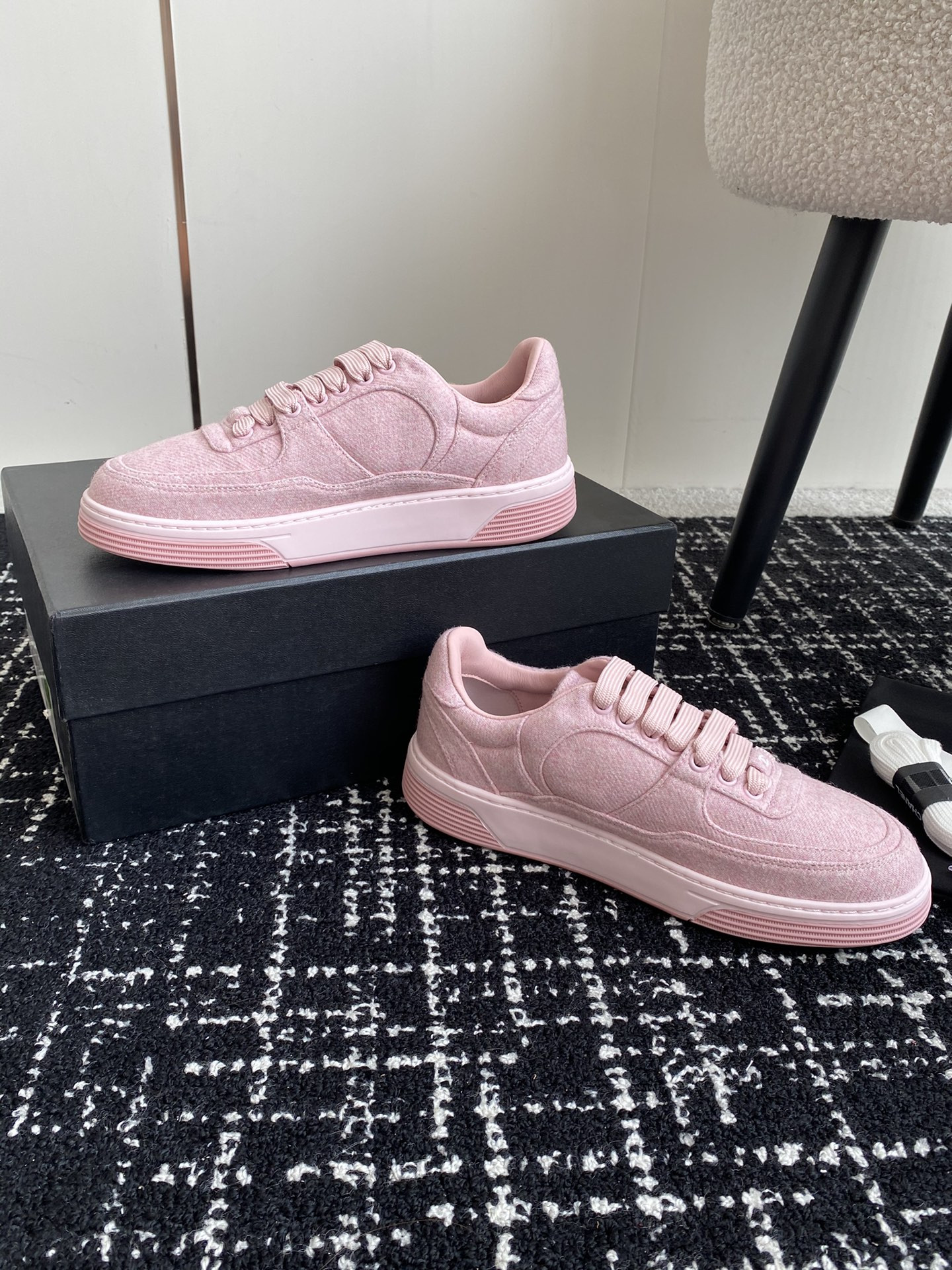 ua Ch*el sneaker