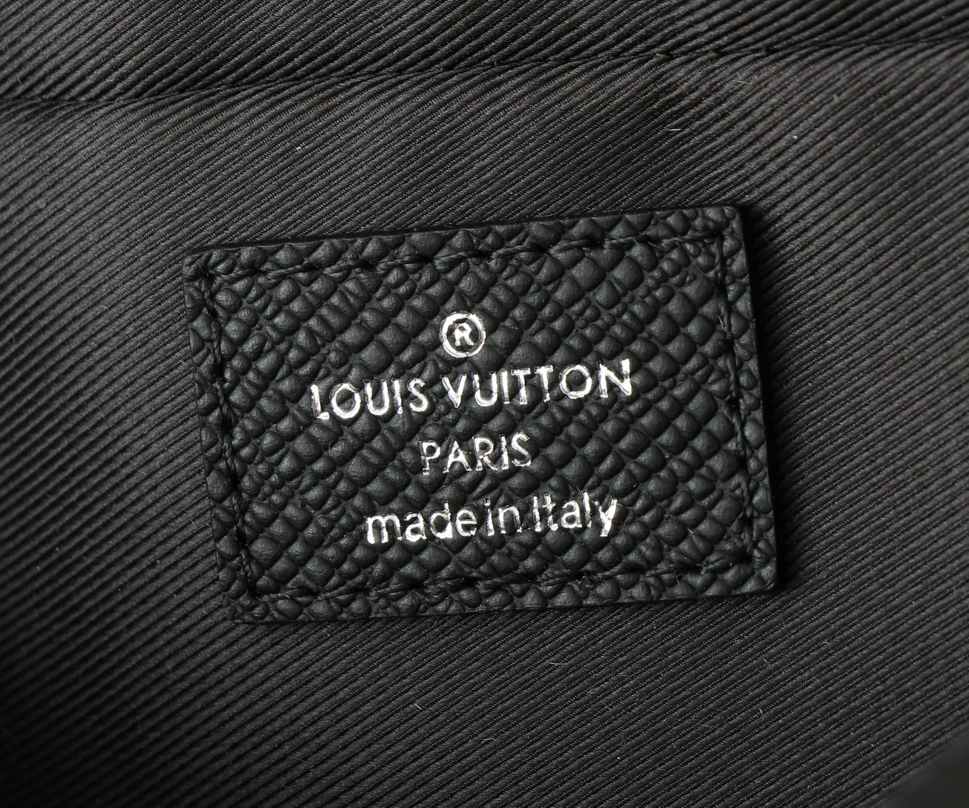 LV District  M11657 22.5x15.5x7.5CM