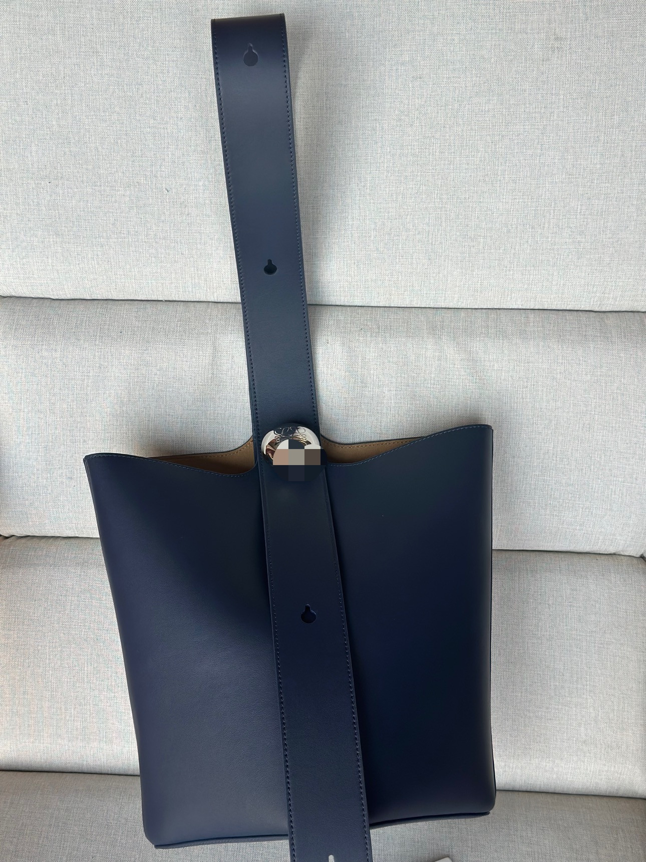 L0ew* medium pebble bucket in mellow calfskin 24.5x23.5x28cm