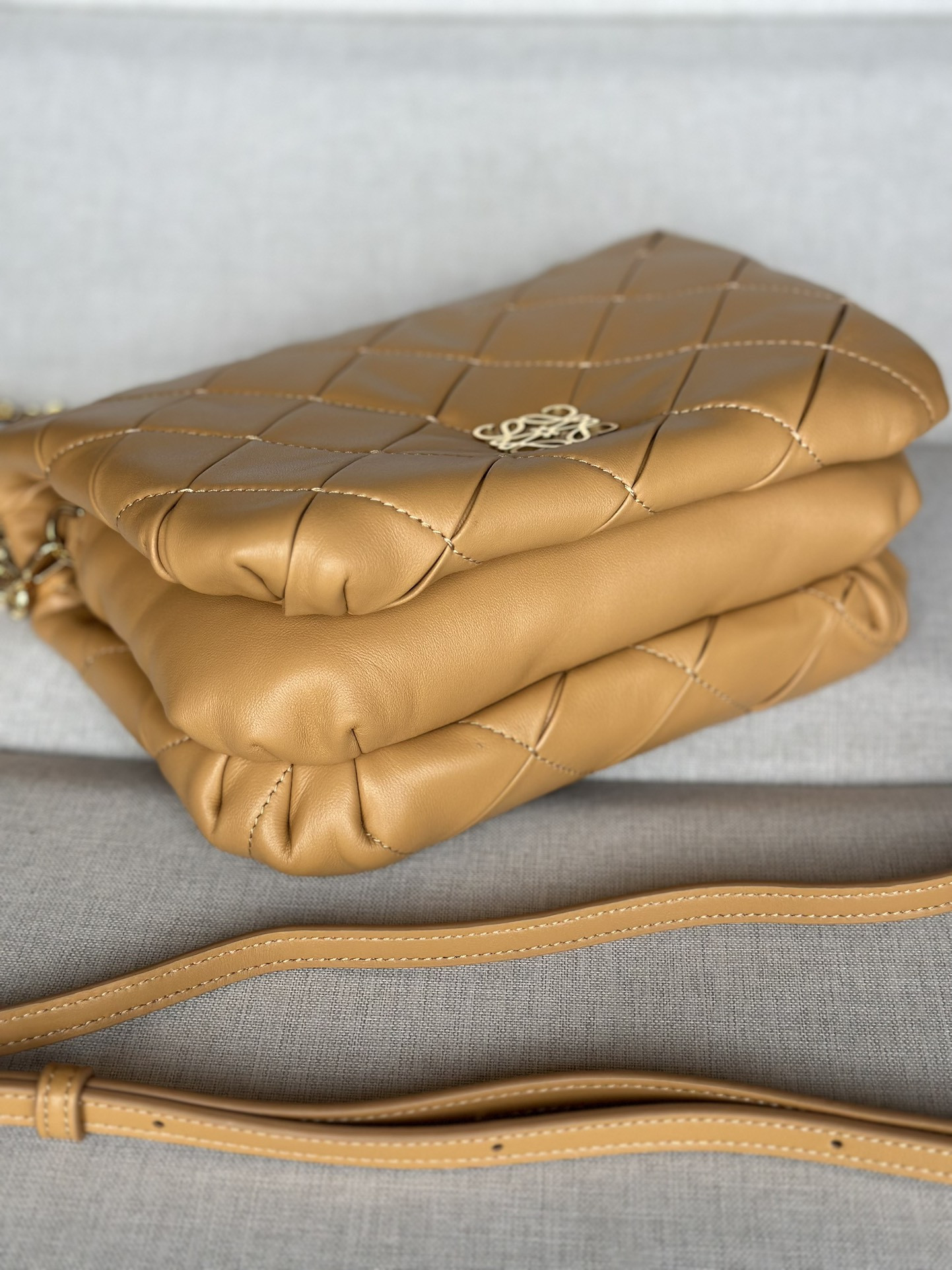 L0ew* puffer goya in pleated shiny nappa lambskin 23x17x9cm