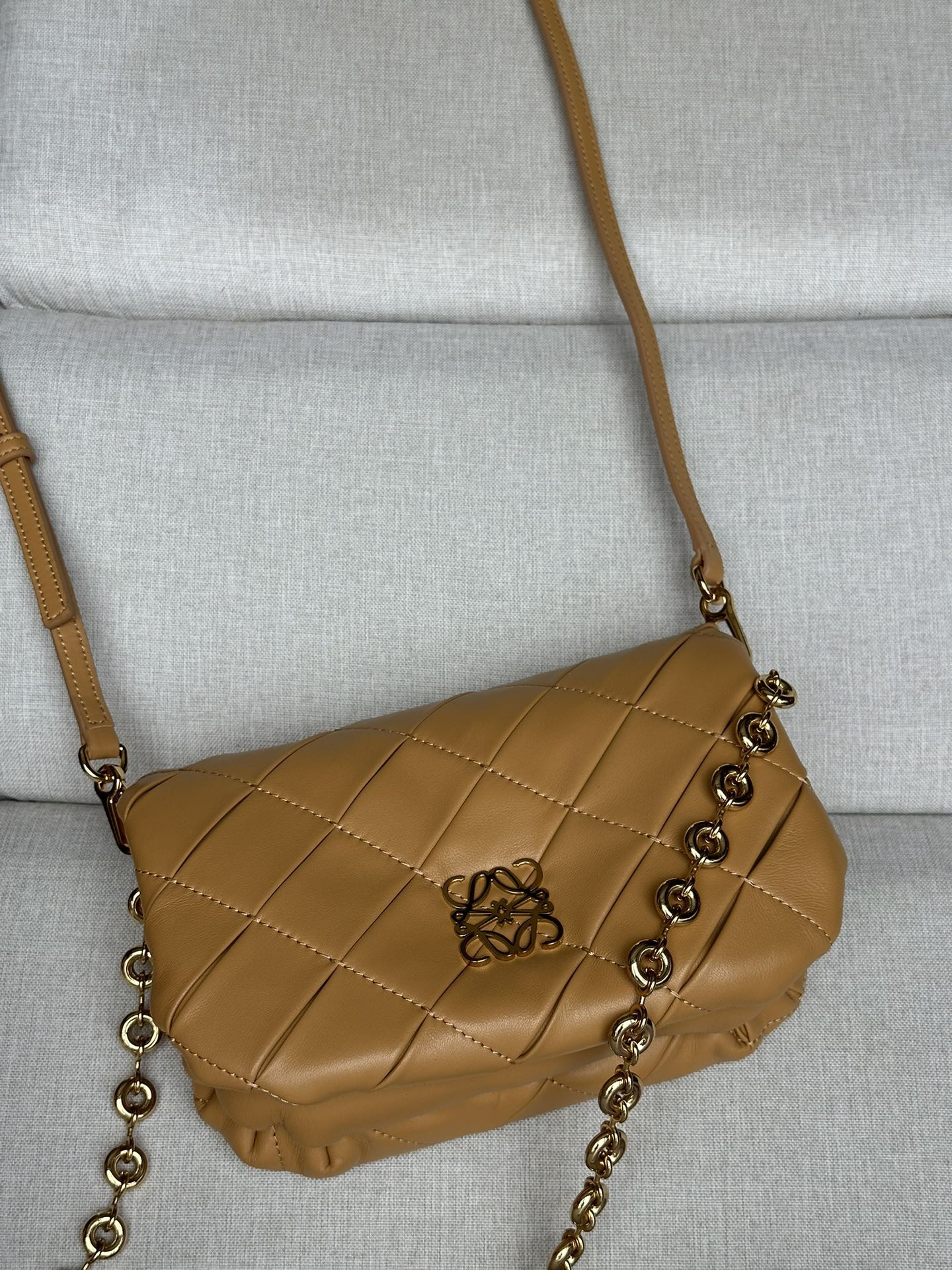 L0ew* mini puffer goya in pleated shiny nappa lambskin 20x6x13cm