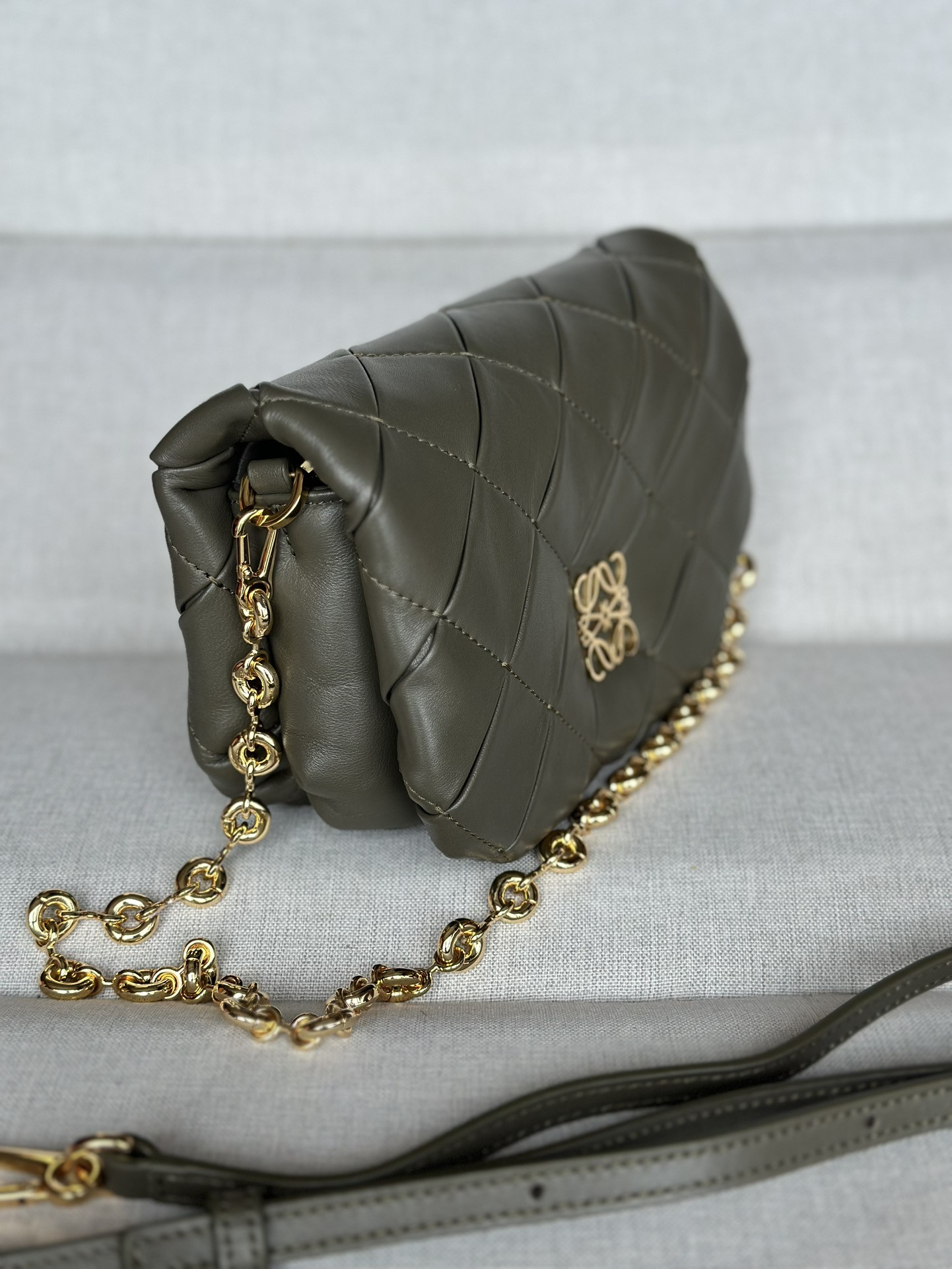 L0ew* mini puffer goya in pleated shiny nappa lambskin 20x6x13cm