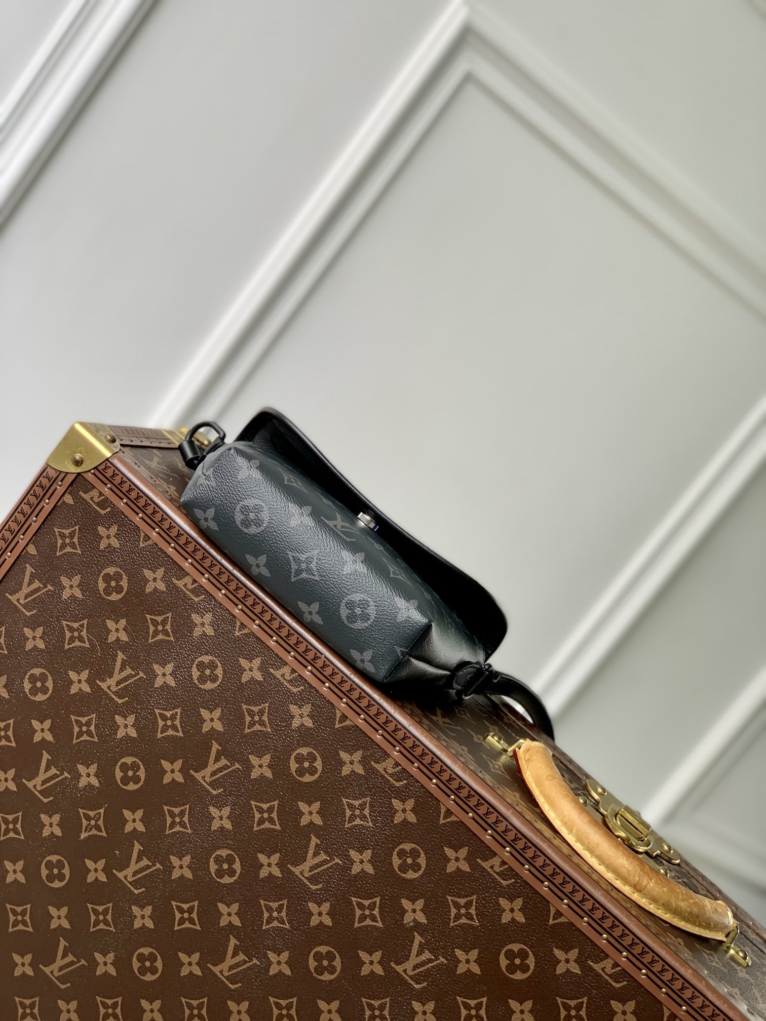 LV Pulse Wearable Wallet M12806 16 x 5 x 22.5 cm