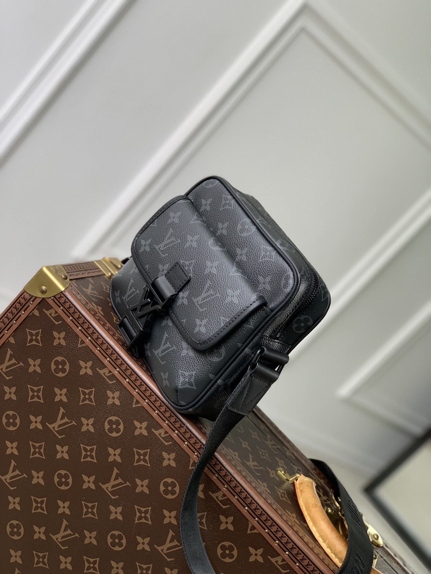 LV Getaway Messenger M12518 17 x 7.8 x 18 cm