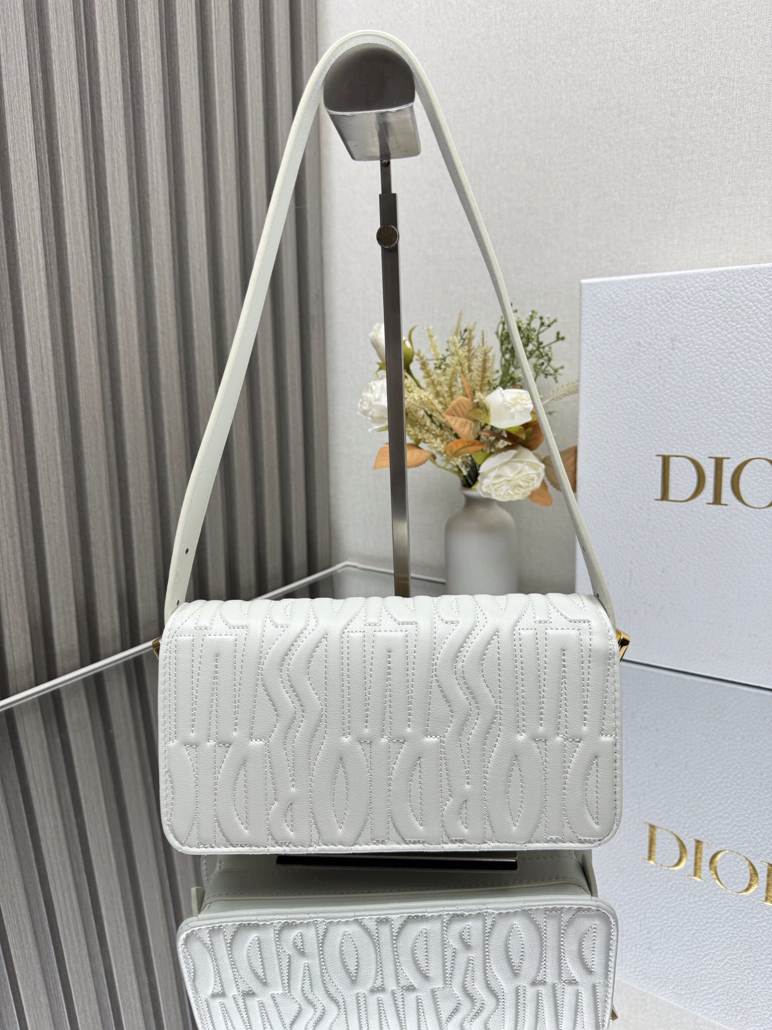 D*or miss D*or flap bag 22 x 11 x 6 cm