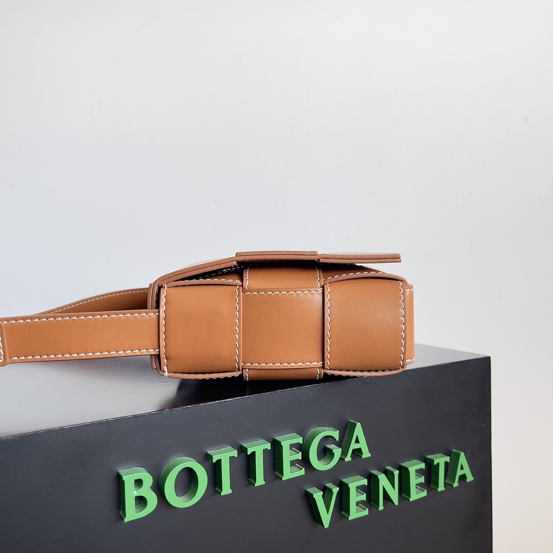 bo*te*ga Ve*ne*ta cassette 15x23x5cm