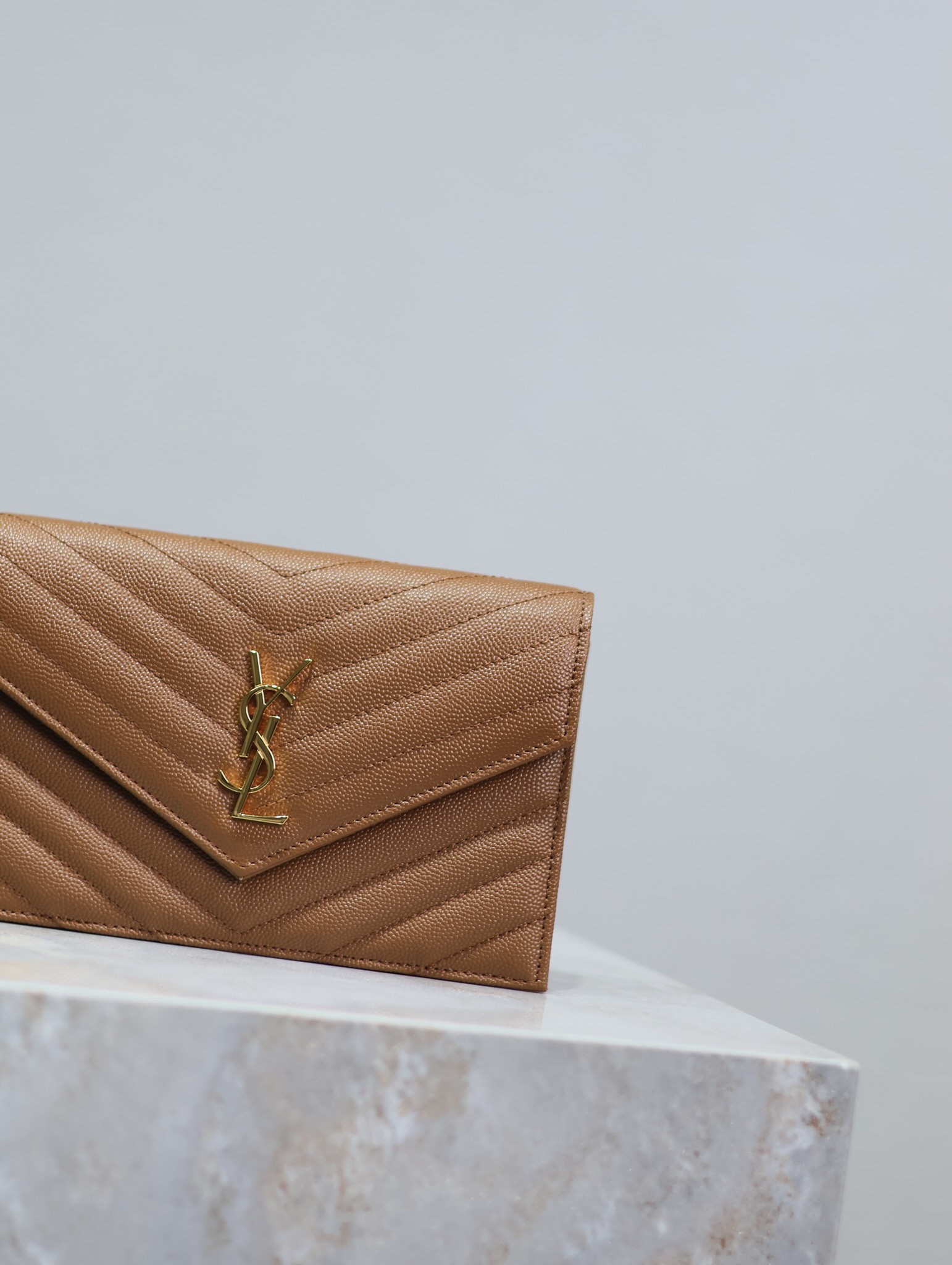 Y*L cassandra woc envelope chain wallet in grained poudre leather 19 x 12.5 x 3.5 cm