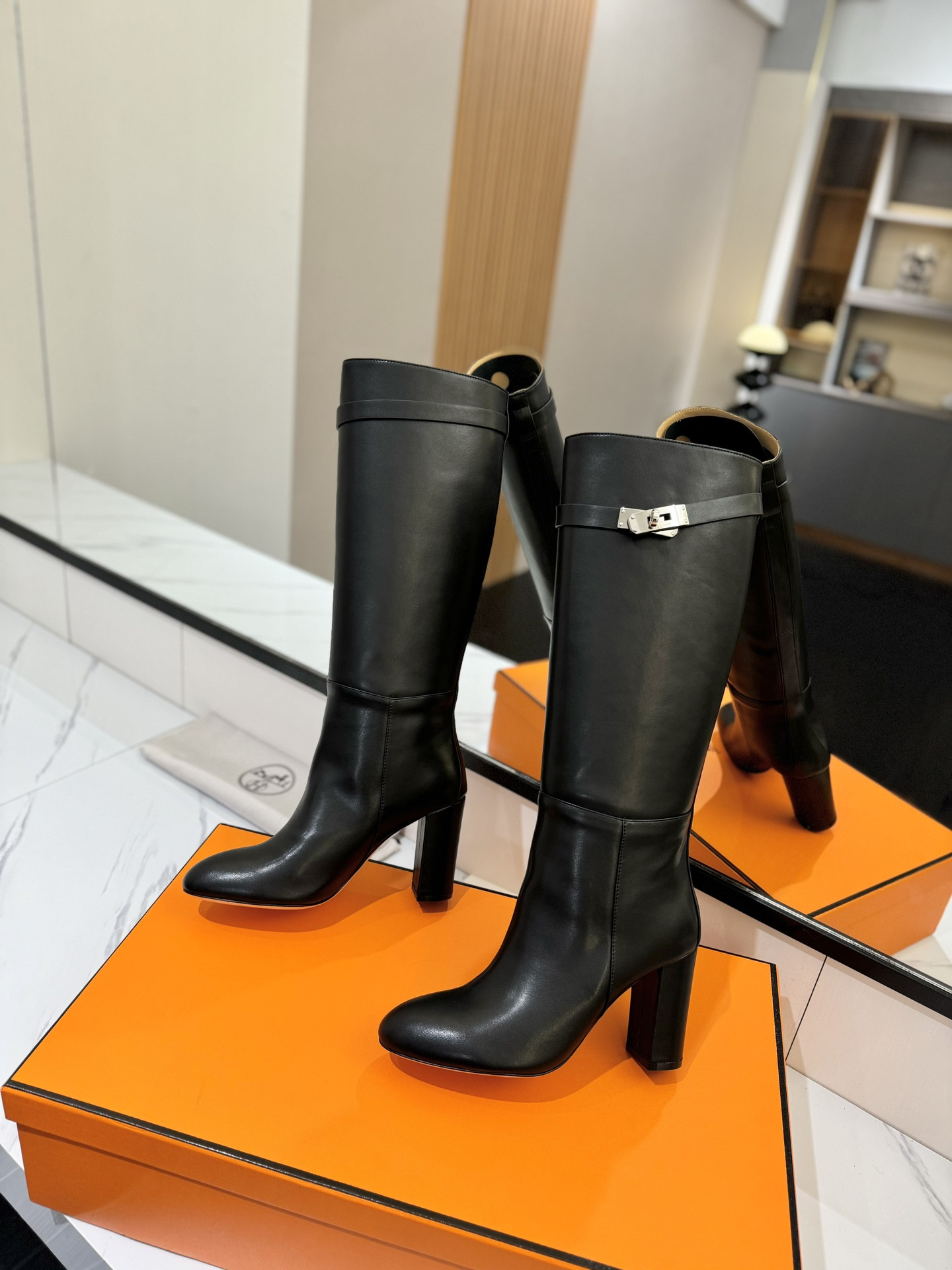 ua H**me5 jumping boots (heel height 8.5cm)