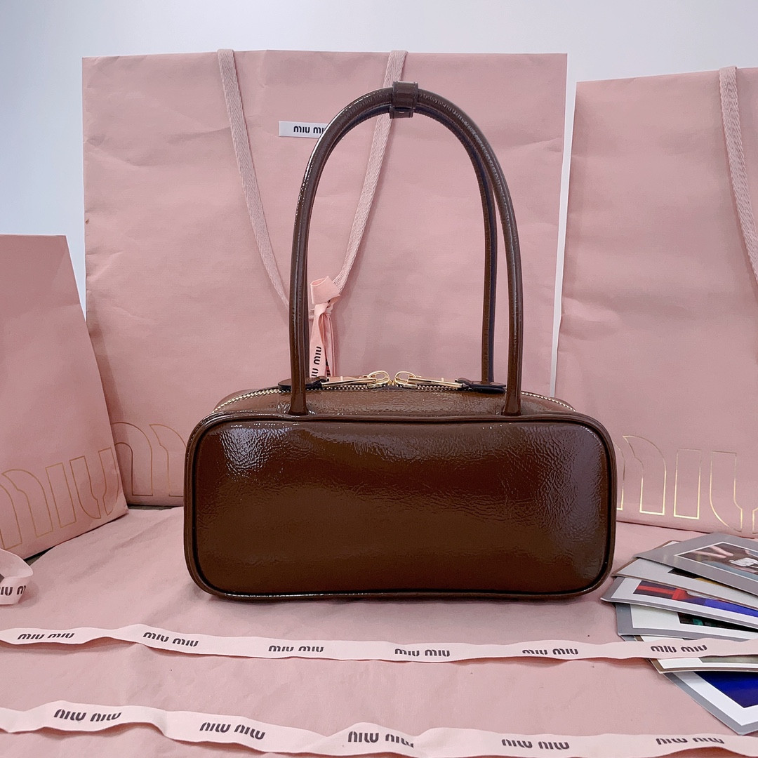 Miu Miu Beau naplak patent leather bag 12x27x8cm