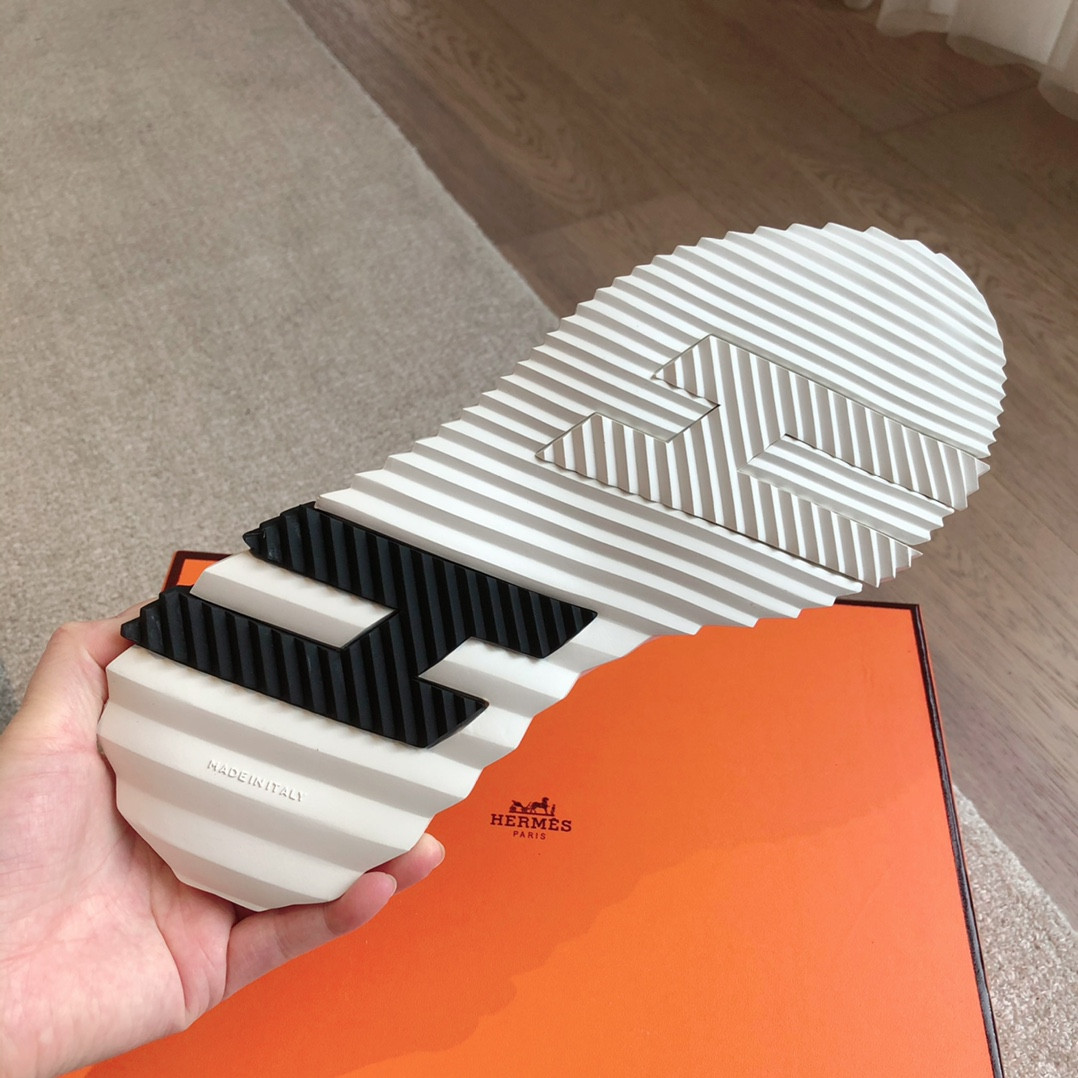 ua H**me5 bouncing sneaker
