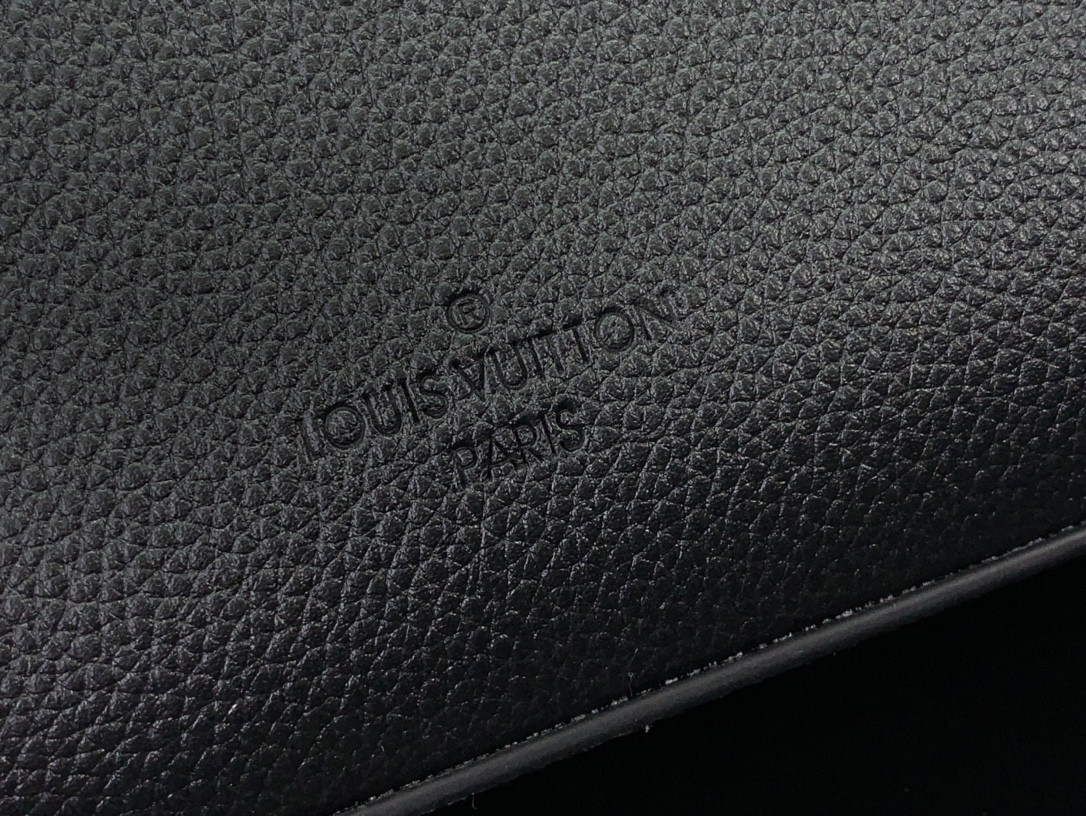 LV Takeoff Messenger PM M24769 22x16.5x7cm