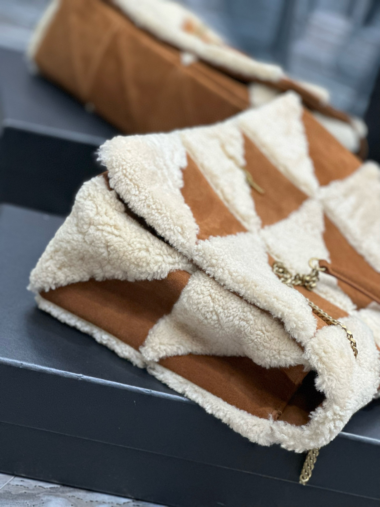 Y*L jamie large in suede and shearling 38×26×12cm