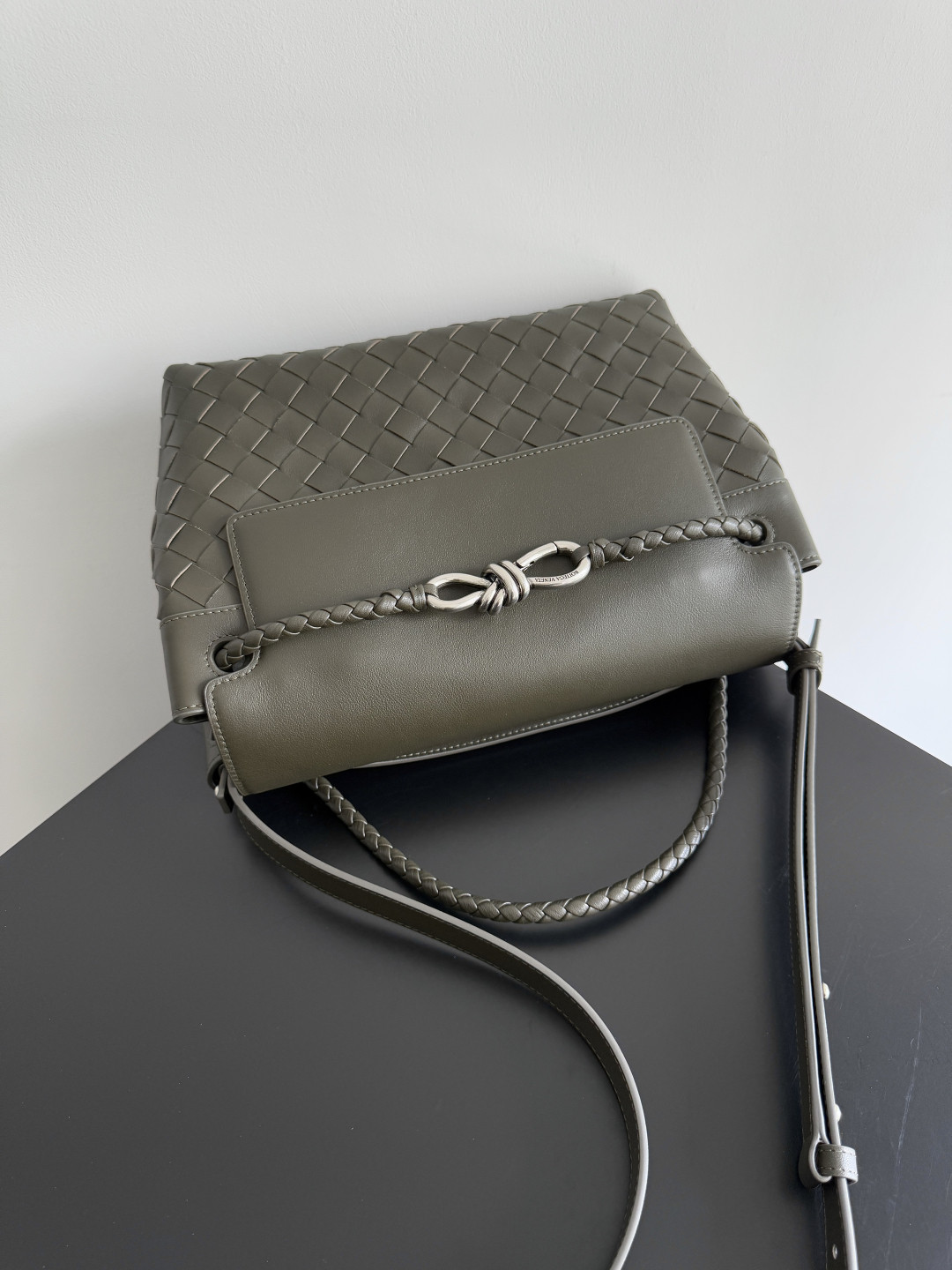 bo*te*ga Ve*ne*ta small andiamo messenger 29x20x13cm