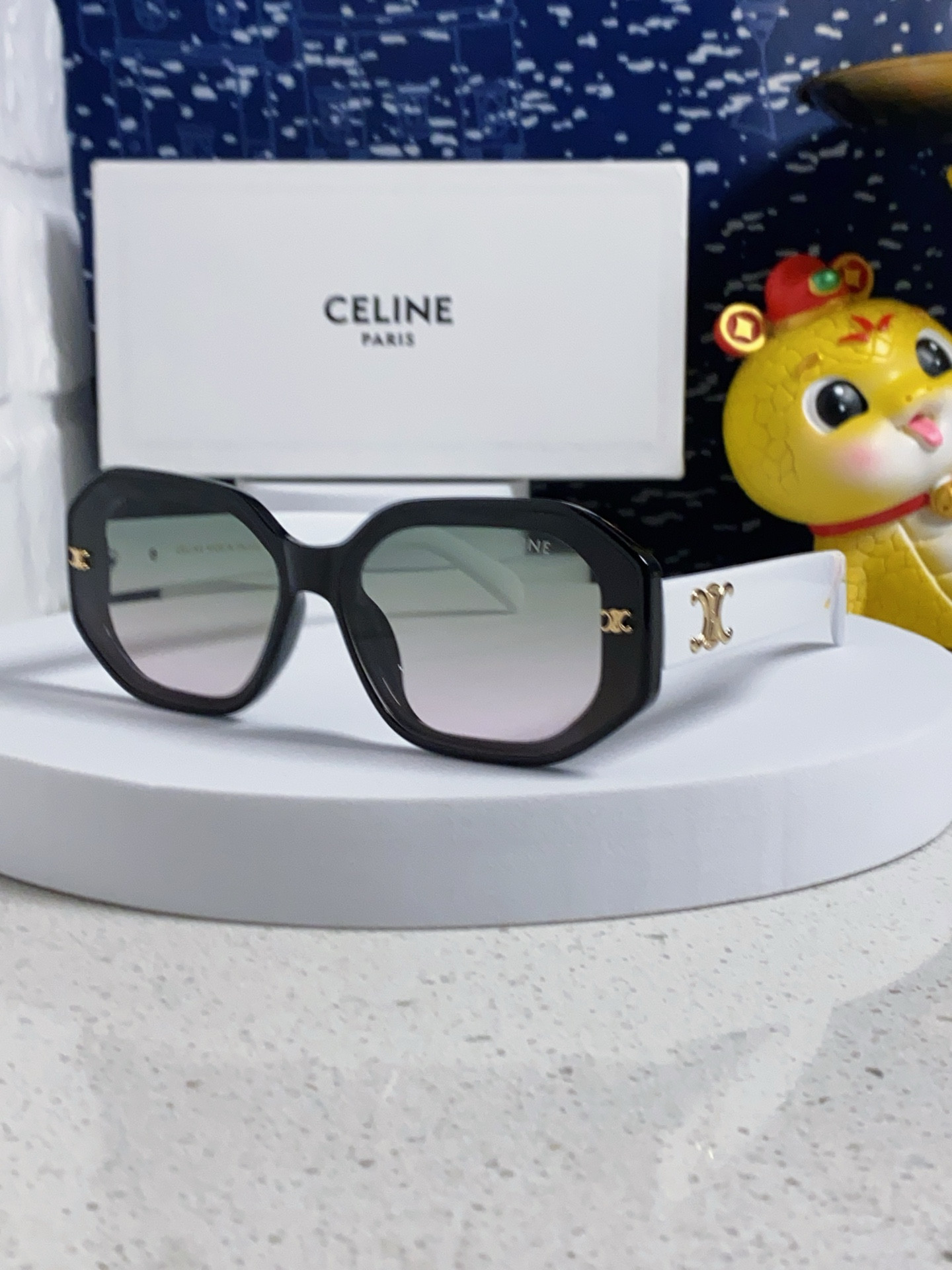 Ce**e glasses