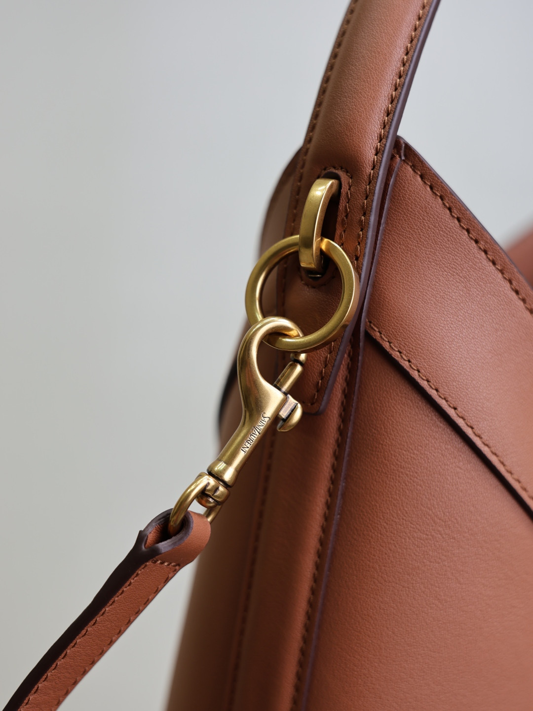 Y*L y top-handle bucket in leather 25x22-34x3-15cm
