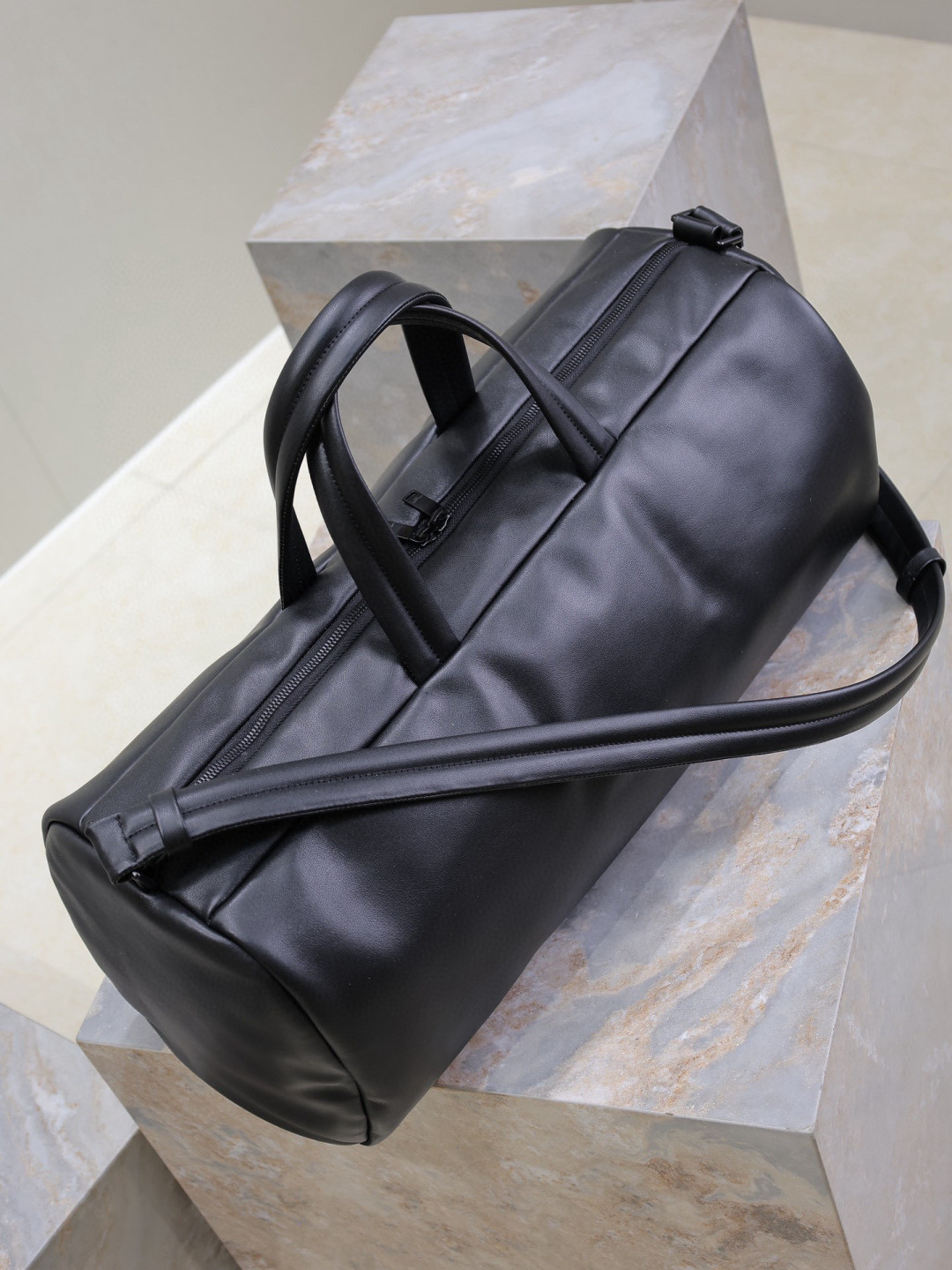 y*l Sa**t Lau*nt duffle in lambskin 53x24x22cm