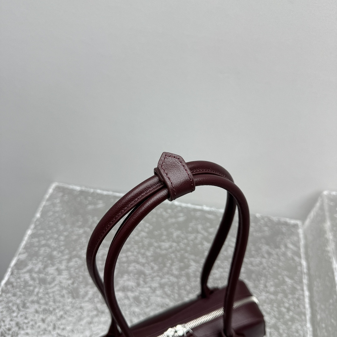 ALAÏA LE TECKEL SMALL BAG IN LEATHER 27x9x8cm