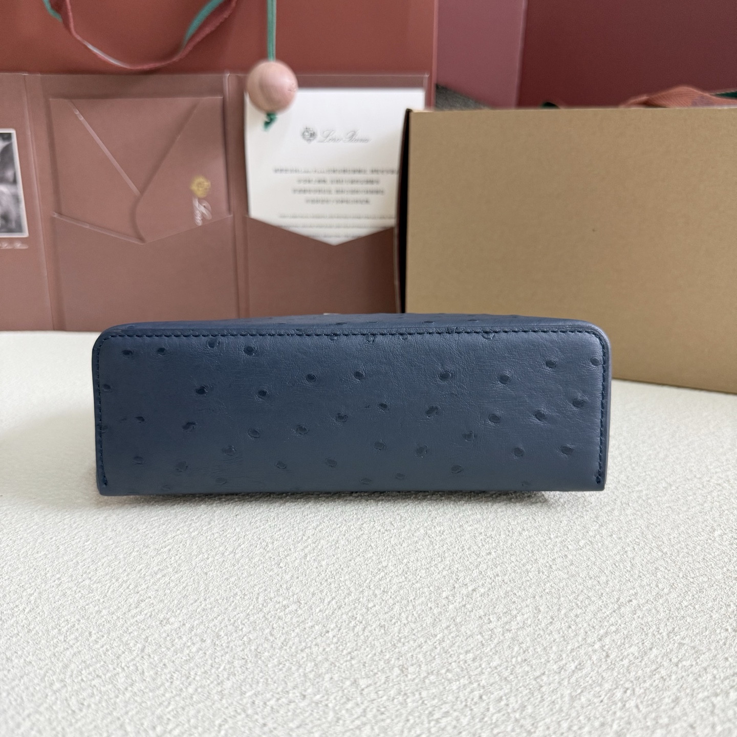 L**o p*ana extra pocket l19 ostrich-grained leather 11 x 19 x 6.5 cm