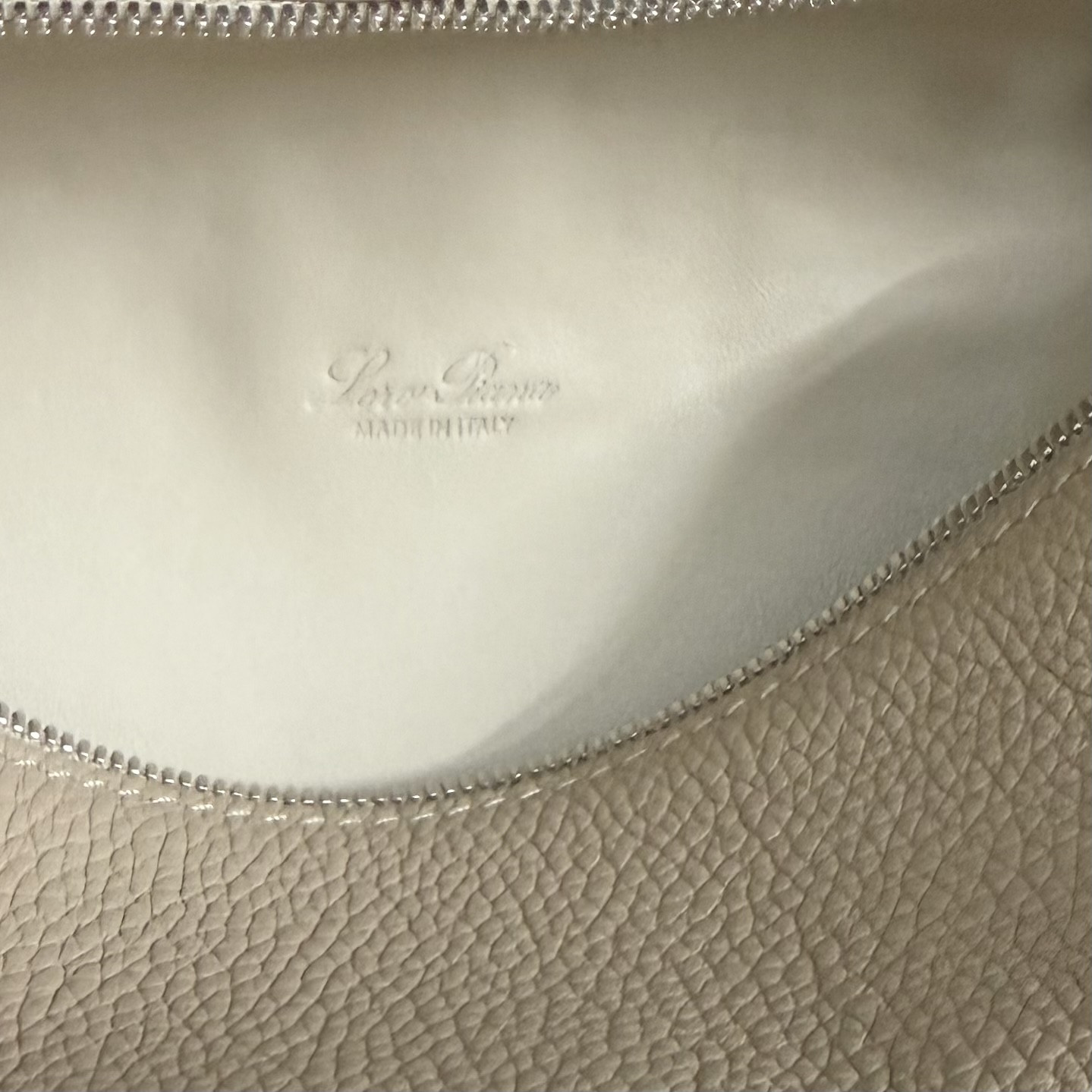 L**o p*ana extra pocket l19 grained calfskin 11 x 19 x 6.5 cm