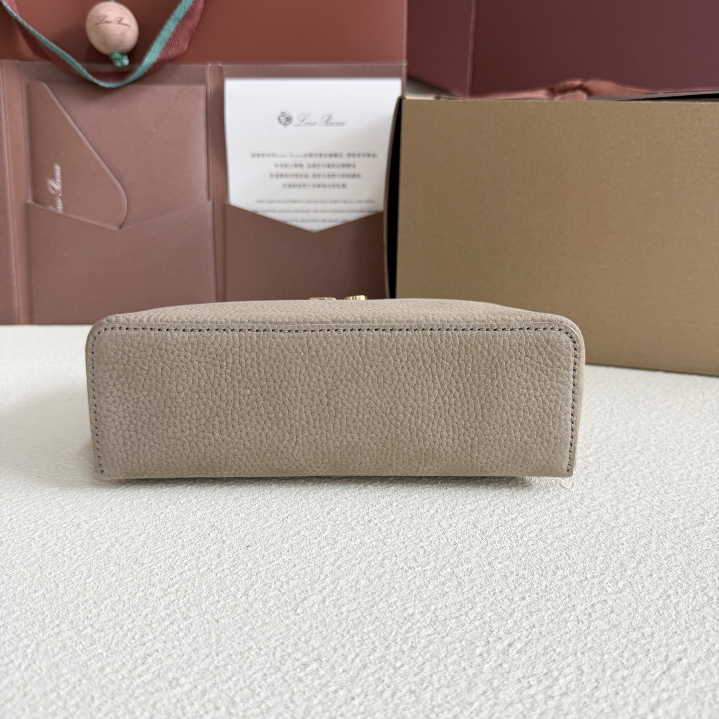 L**o p*ana extra pocket l19 grained calfskin 11 x 19 x 6.5 cm