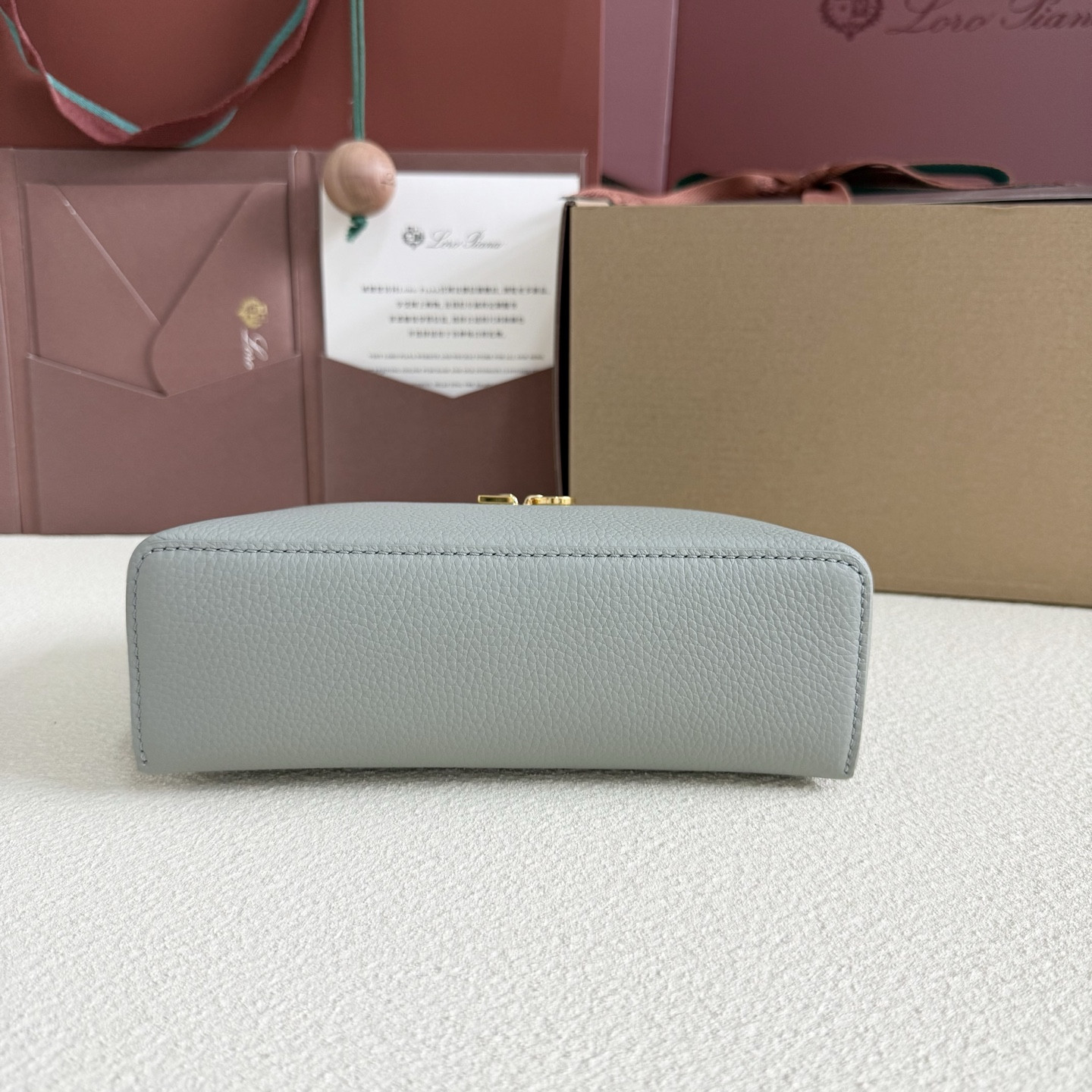 L**o p*ana extra pocket l19 grained calfskin 11 x 19 x 6.5 cm