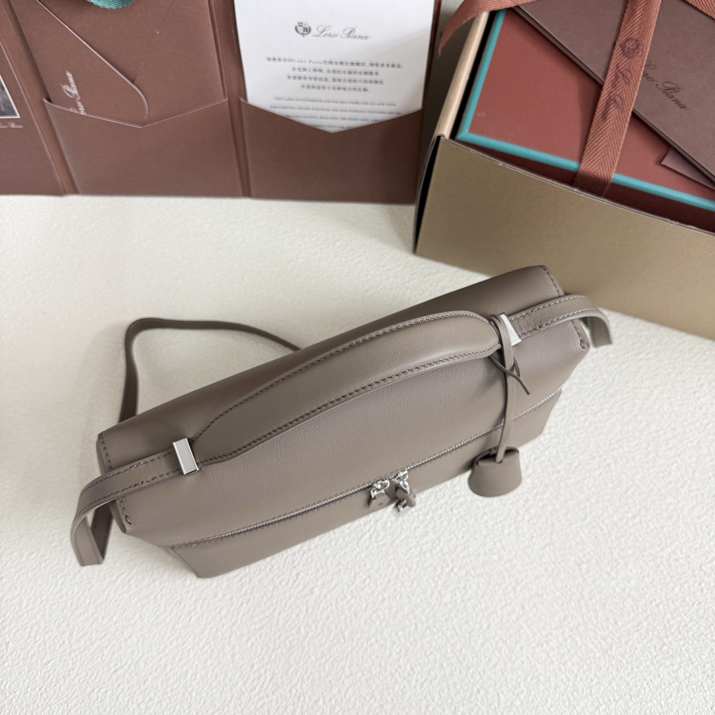 L**o p*ana extra pocket l27 calfskin 16x27x10cm