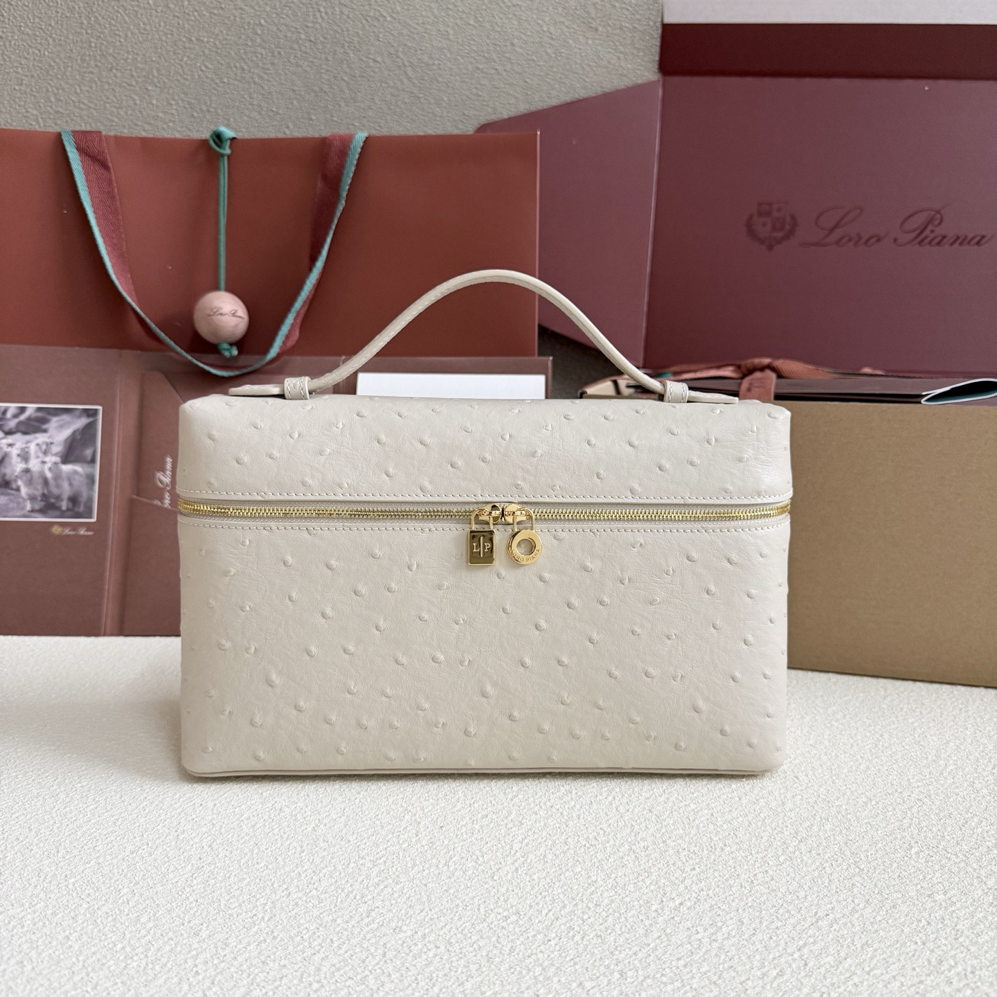 L**o p*ana extra pocket l27 ostrich-grained leather 16x27x10cm
